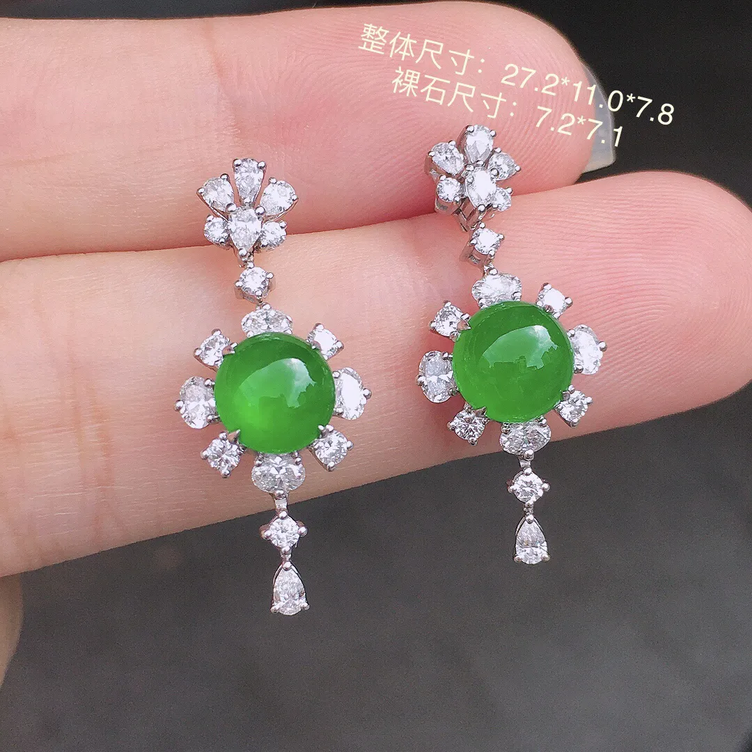 阳绿蛋面耳坠，色泽均匀艳丽，玉质细腻，荧光感超
强，饱满圆润，尽显优雅气质，18k
金豪华镶嵌