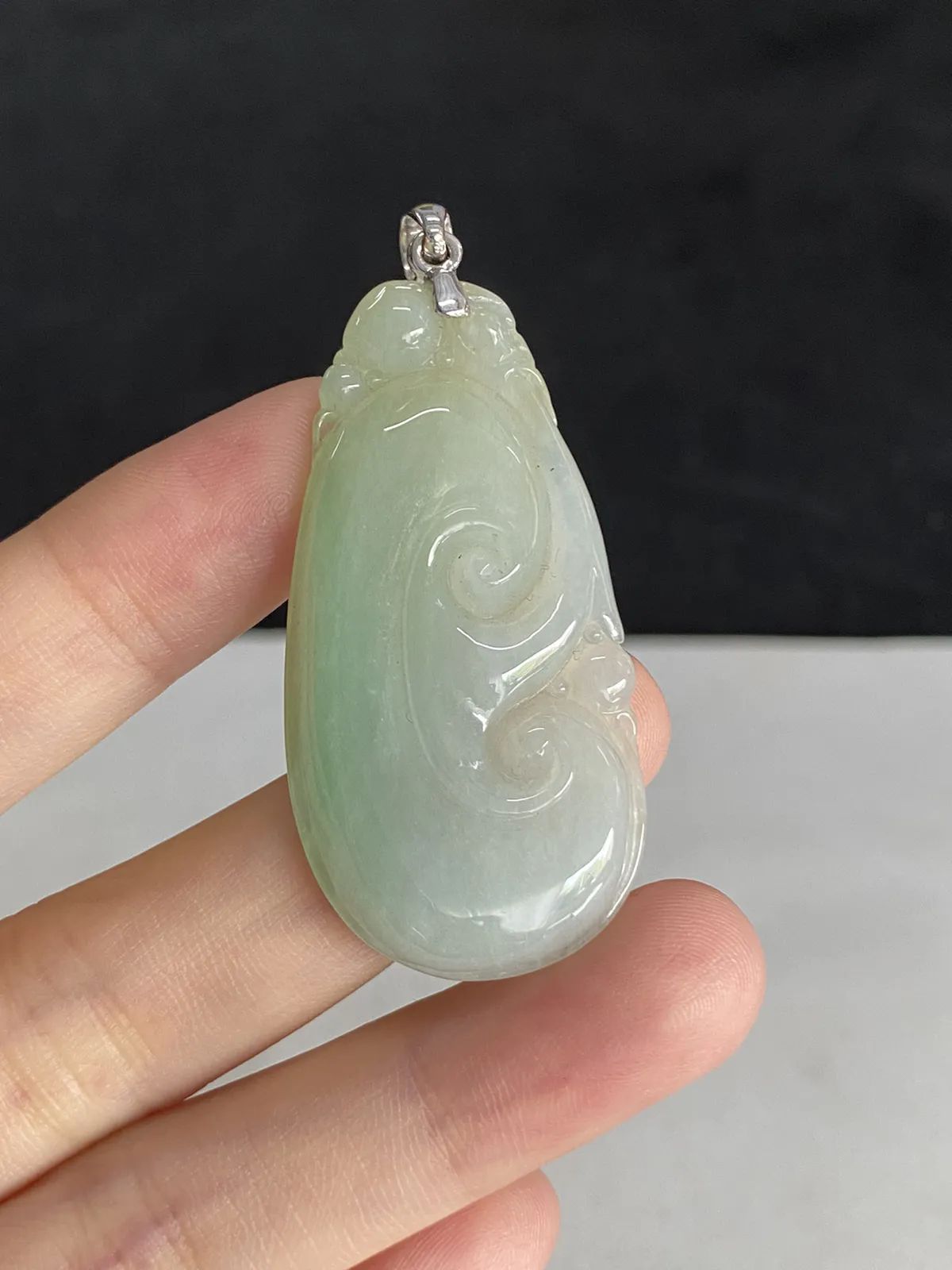 翡翠糯化种绿色吊坠，印记：Au750