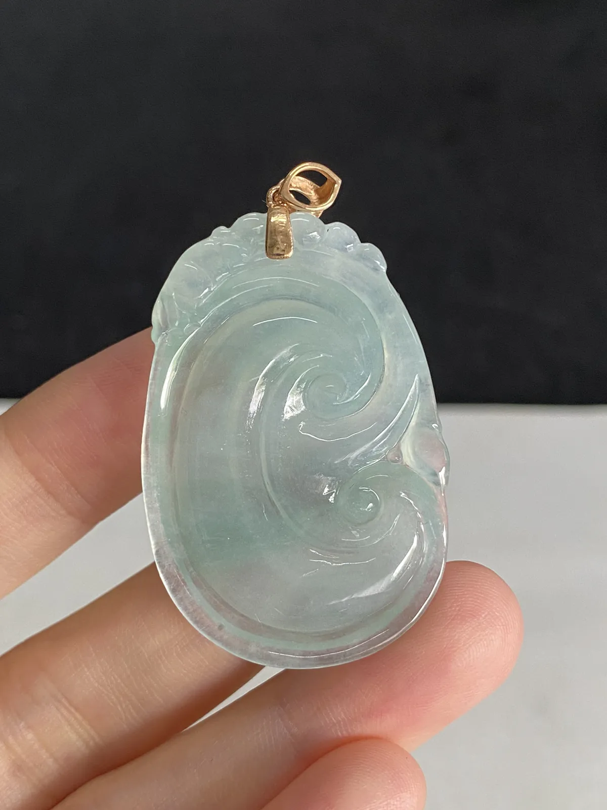 翡翠冰糯种淡绿色如意，印记：Au750,伴钻石