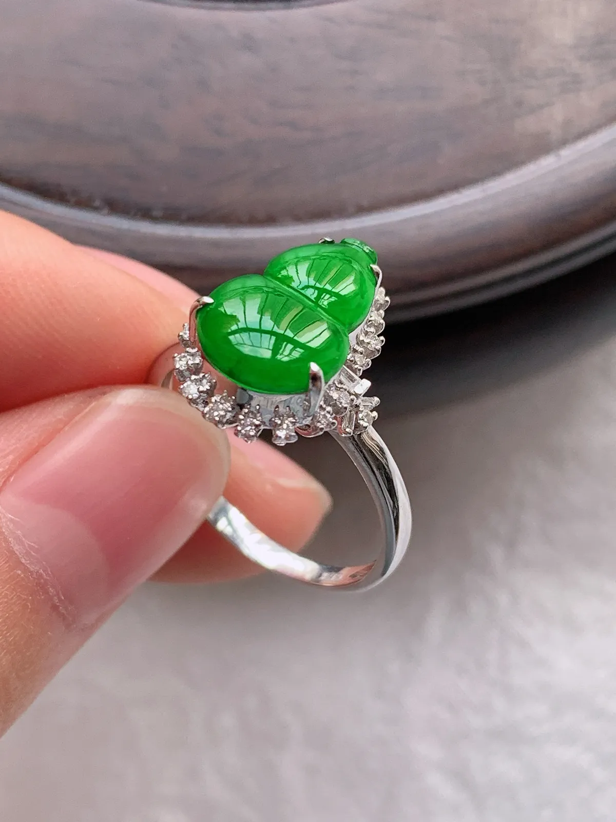 翡翠a货18k金冰种满绿葫芦戒指，尺寸17-12.3-8.2，重量:2.62g