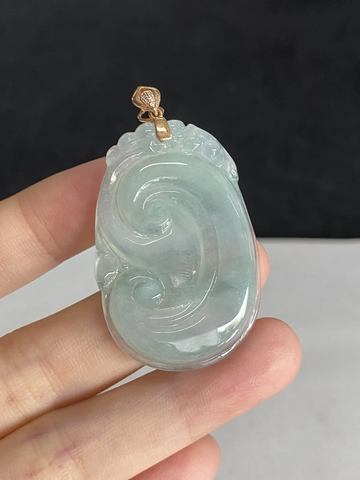 翡翠冰糯种淡绿色如意，印记：Au750,伴钻石
