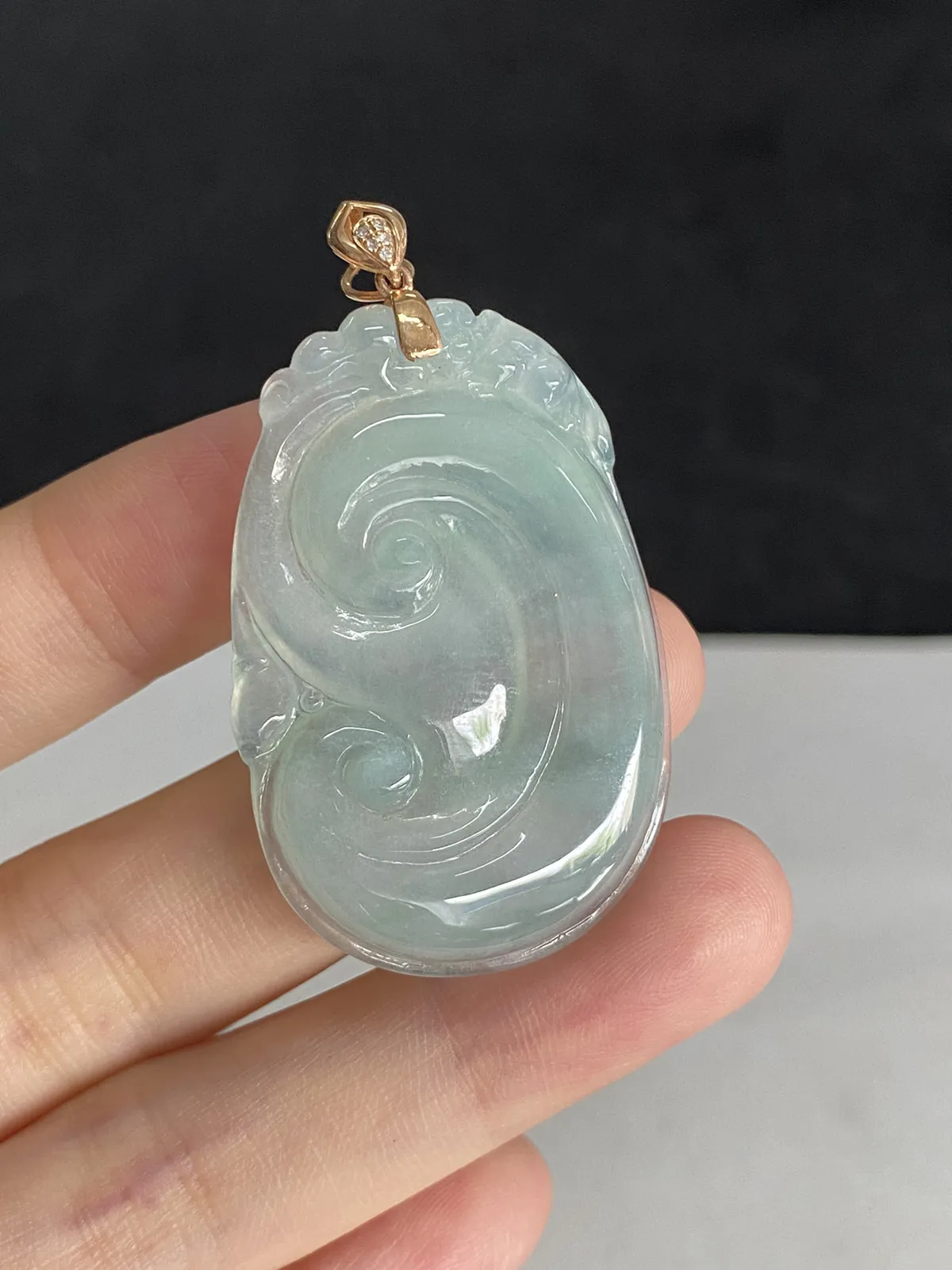 翡翠冰糯种淡绿色如意，印记：Au750,伴钻石