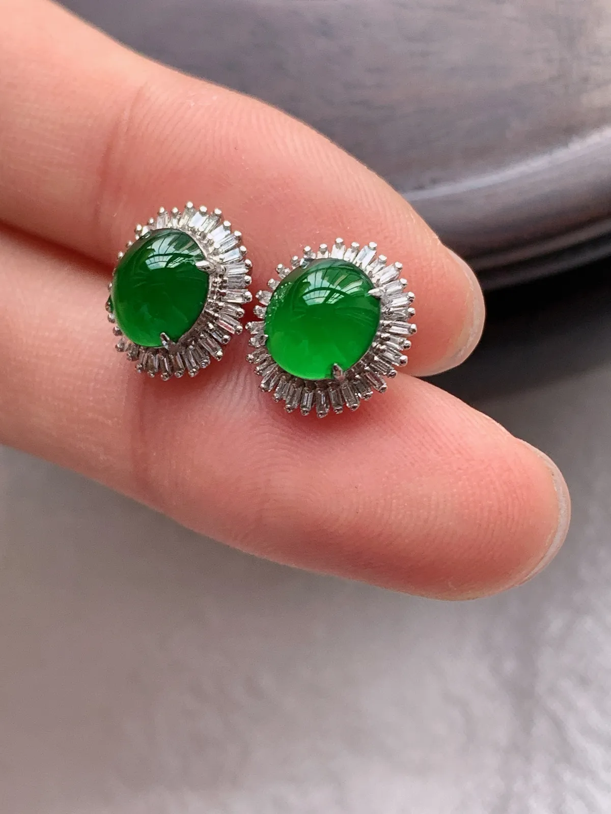 翡翠a货18k金冰种满绿蛋面耳钉，尺寸7-6.5，重量:2.05g