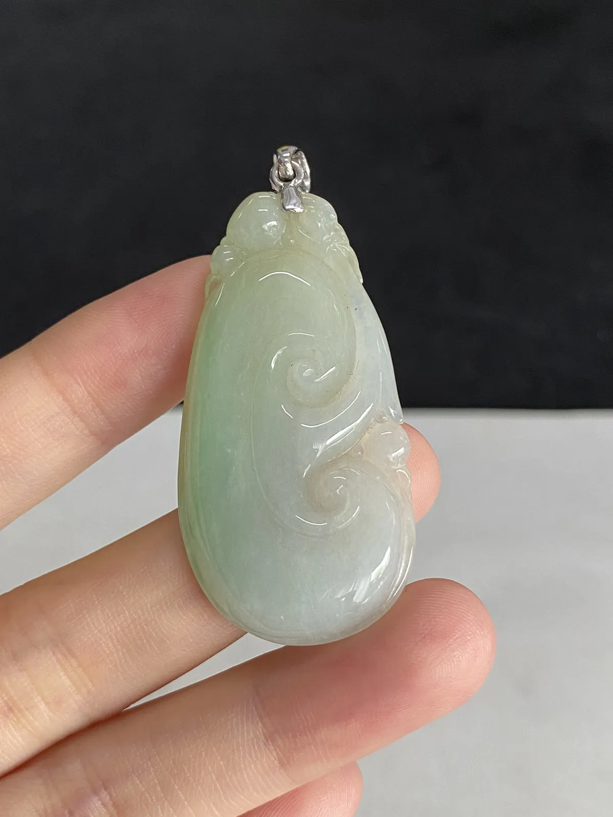 翡翠糯化种绿色吊坠，印记：Au750