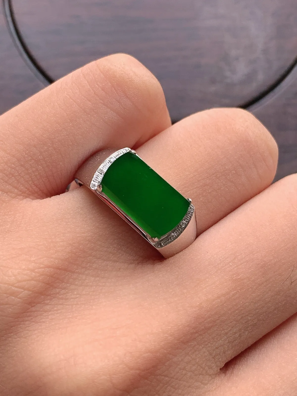 翡翠a货18k金冰种满绿马鞍戒指，尺寸18.6-12.5-7.3，重量:3.24g
