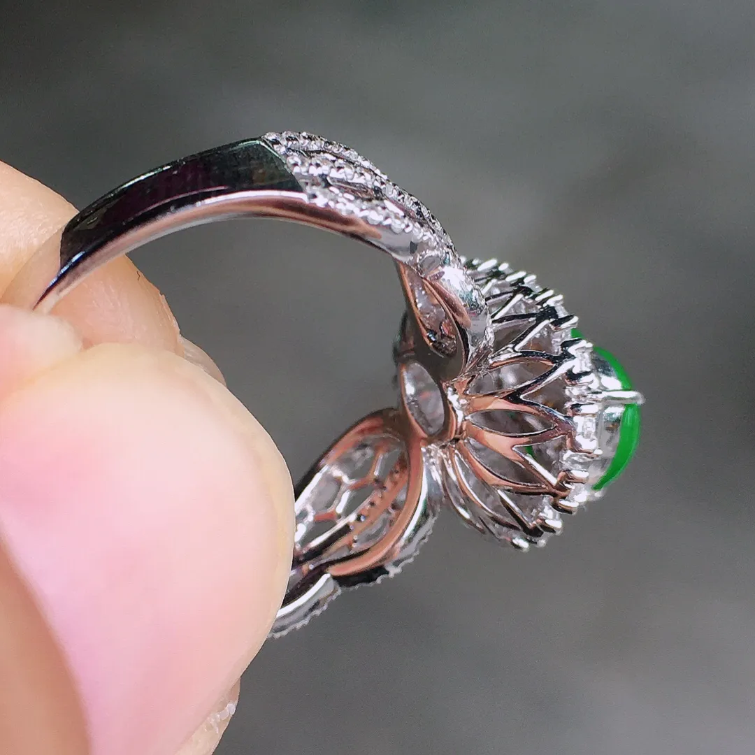 阳绿葫芦戒指，色泽均匀艳丽，玉质细腻，荧光感超
强，饱满圆润，尽显优雅气质，18k
金豪华镶嵌