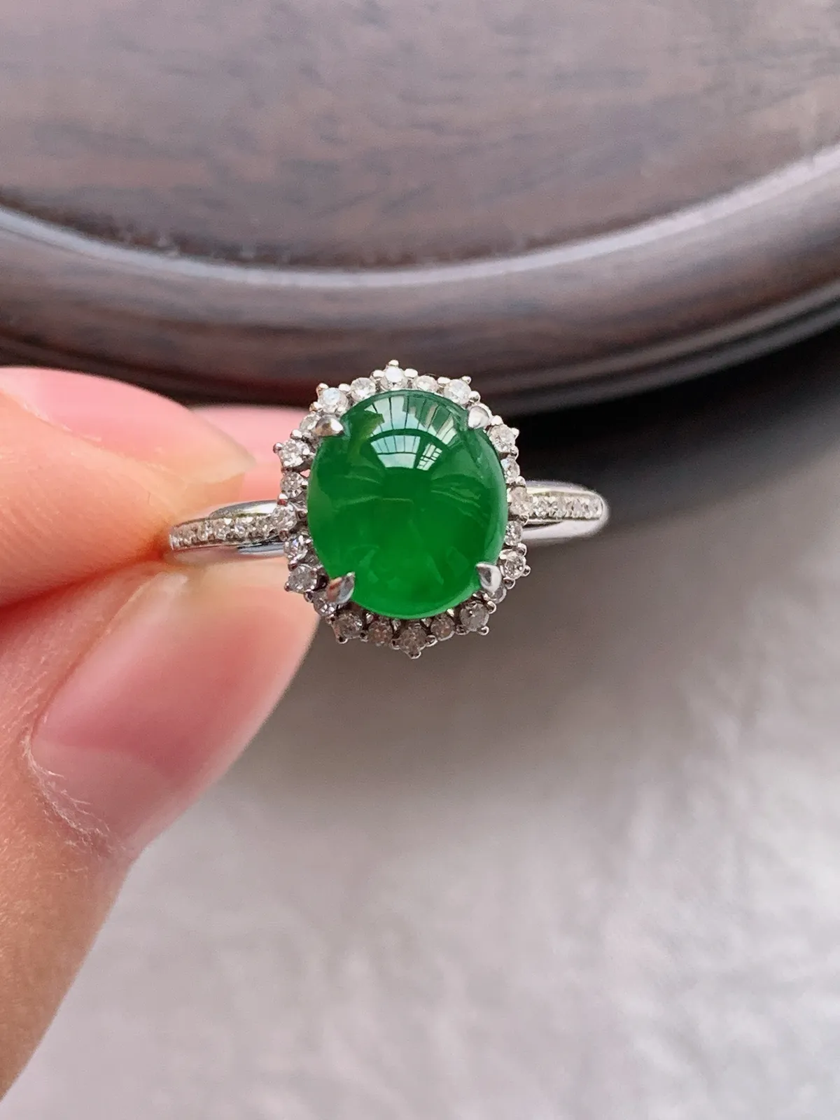 翡翠a货18k金冰种满绿蛋面戒指，尺寸17-8.5-7.5，重量:2.49g