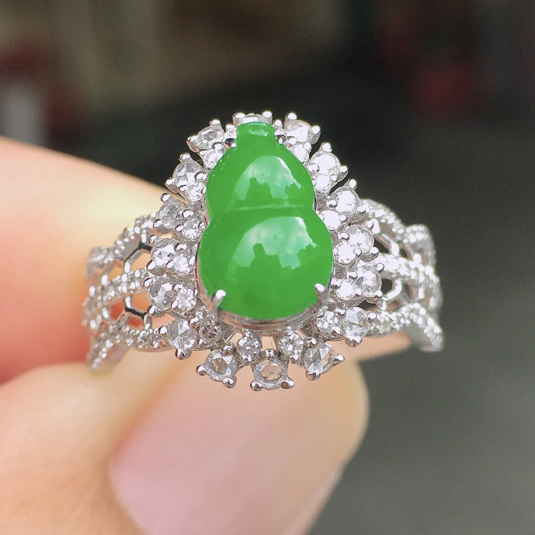 阳绿葫芦戒指，色泽均匀艳丽，玉质细腻，荧光感超
强，饱满圆润，尽显优雅气质，18k
金豪华镶嵌