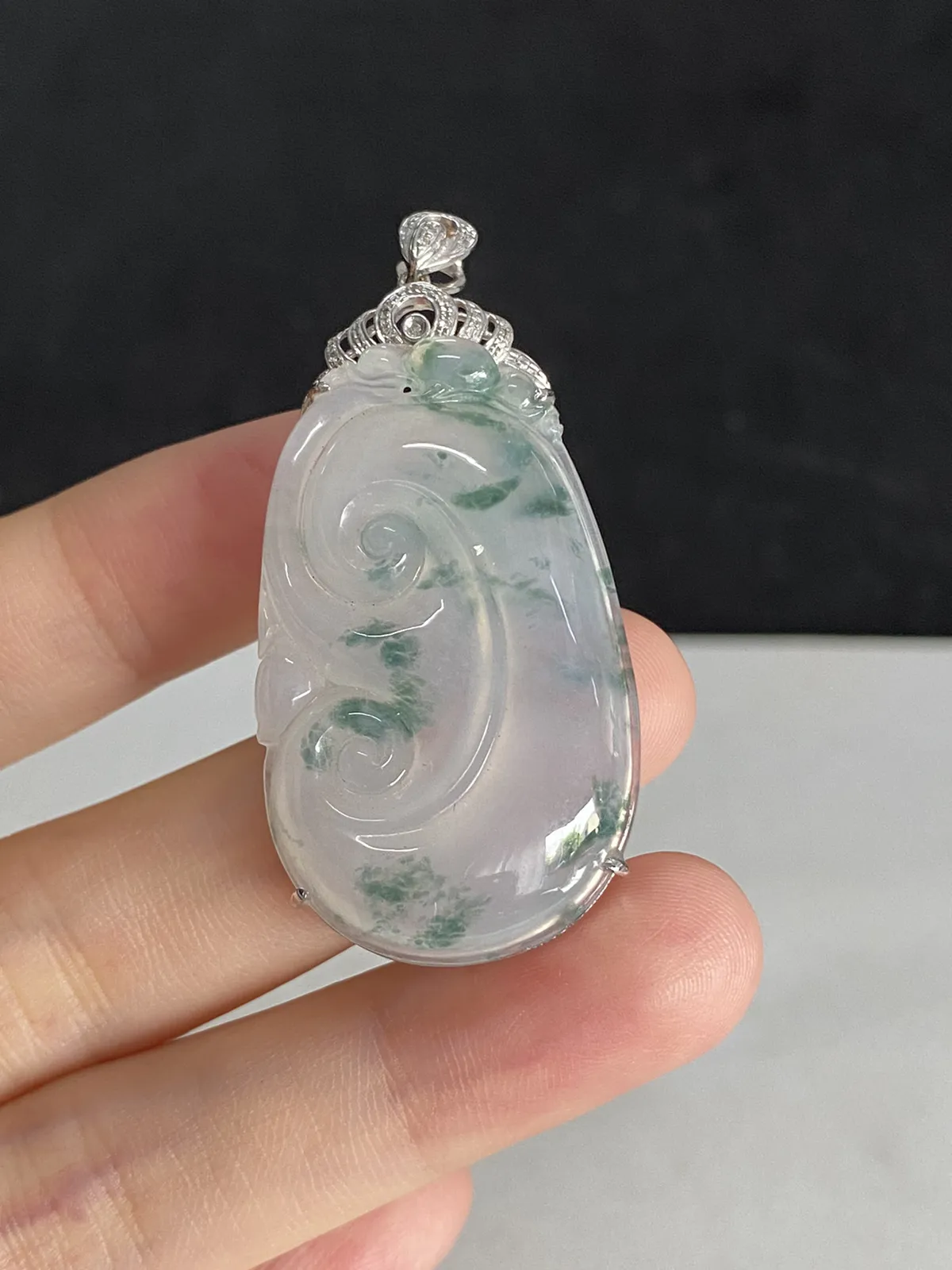 翡翠冰糯种飘绿如意，伴钻石