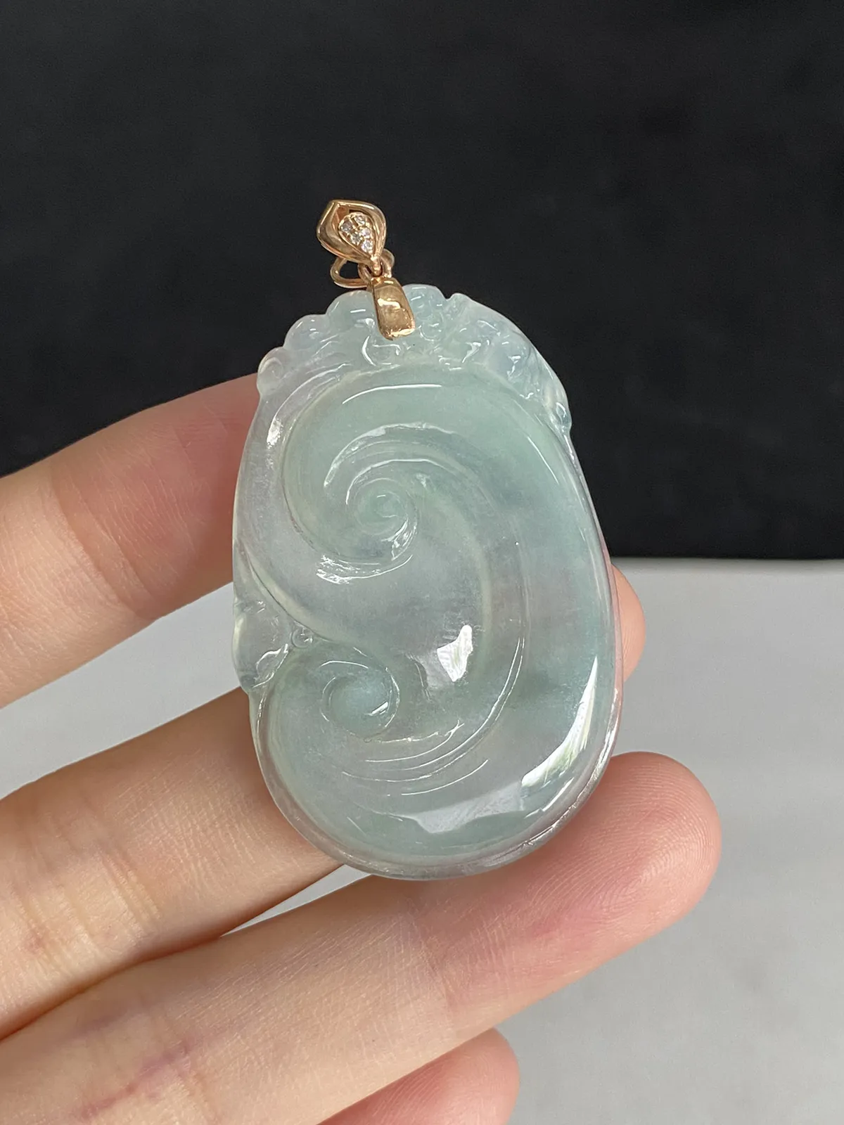 翡翠冰糯种淡绿色如意，印记：Au750,伴钻石