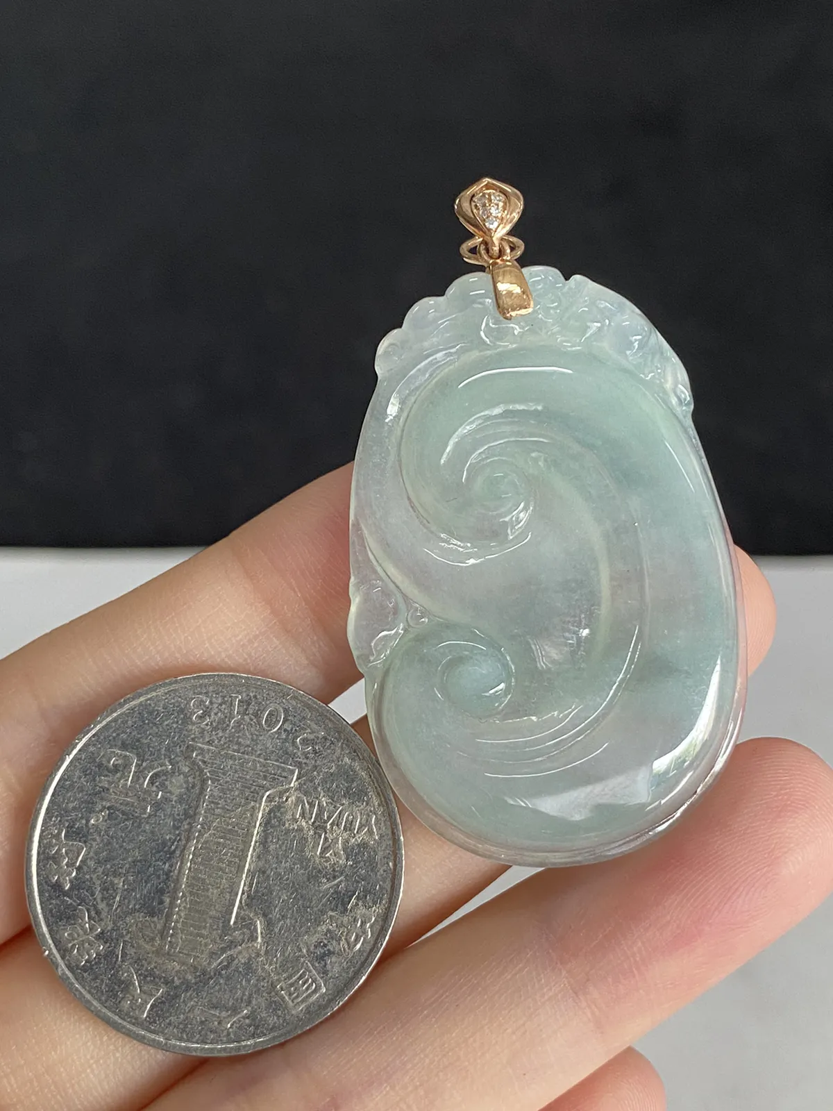 翡翠冰糯种淡绿色如意，印记：Au750,伴钻石
