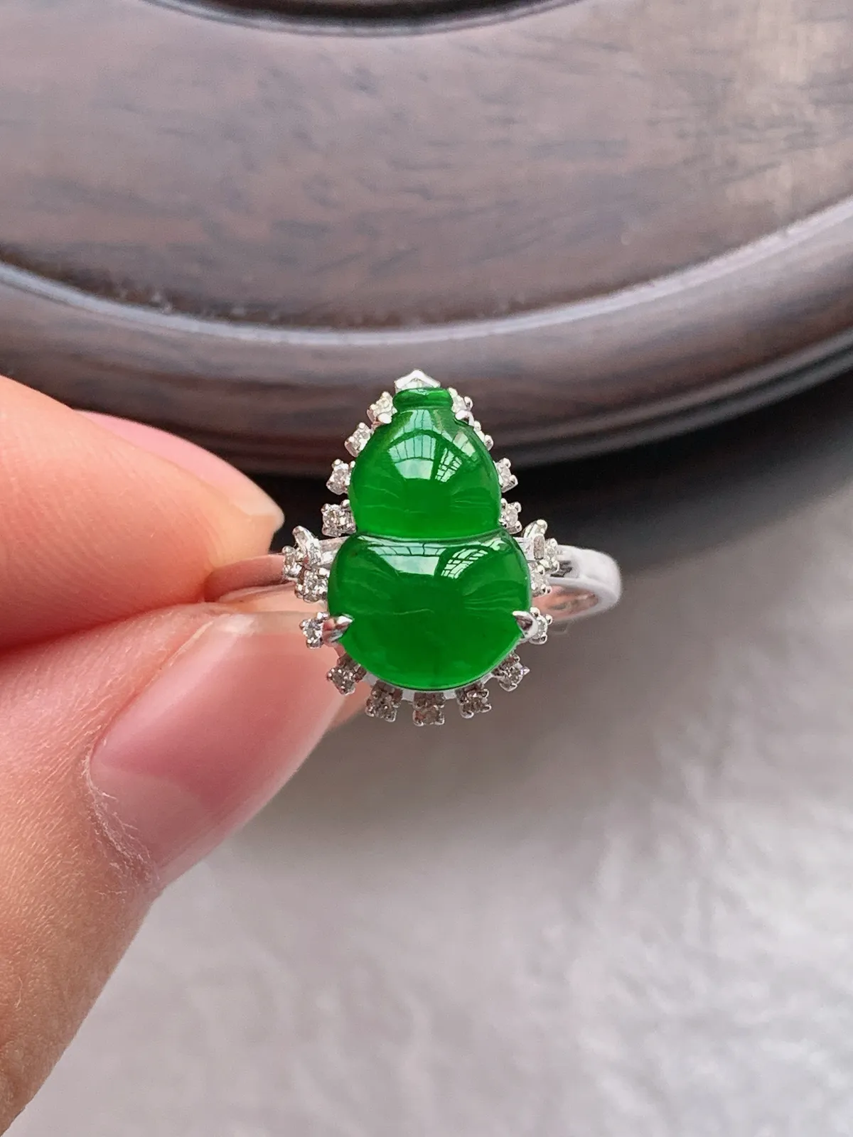 翡翠a货18k金冰种满绿葫芦戒指，尺寸17-12.3-8.2，重量:2.62g