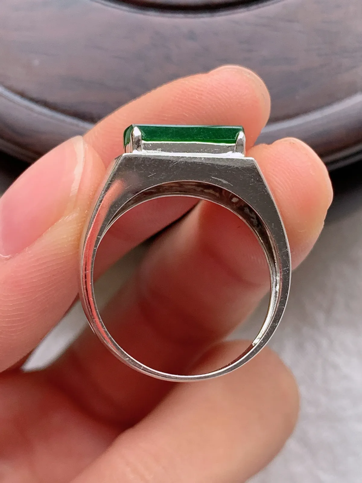 翡翠a货18k金冰种满绿马鞍戒指，尺寸18.6-12.5-7.3，重量:3.24g