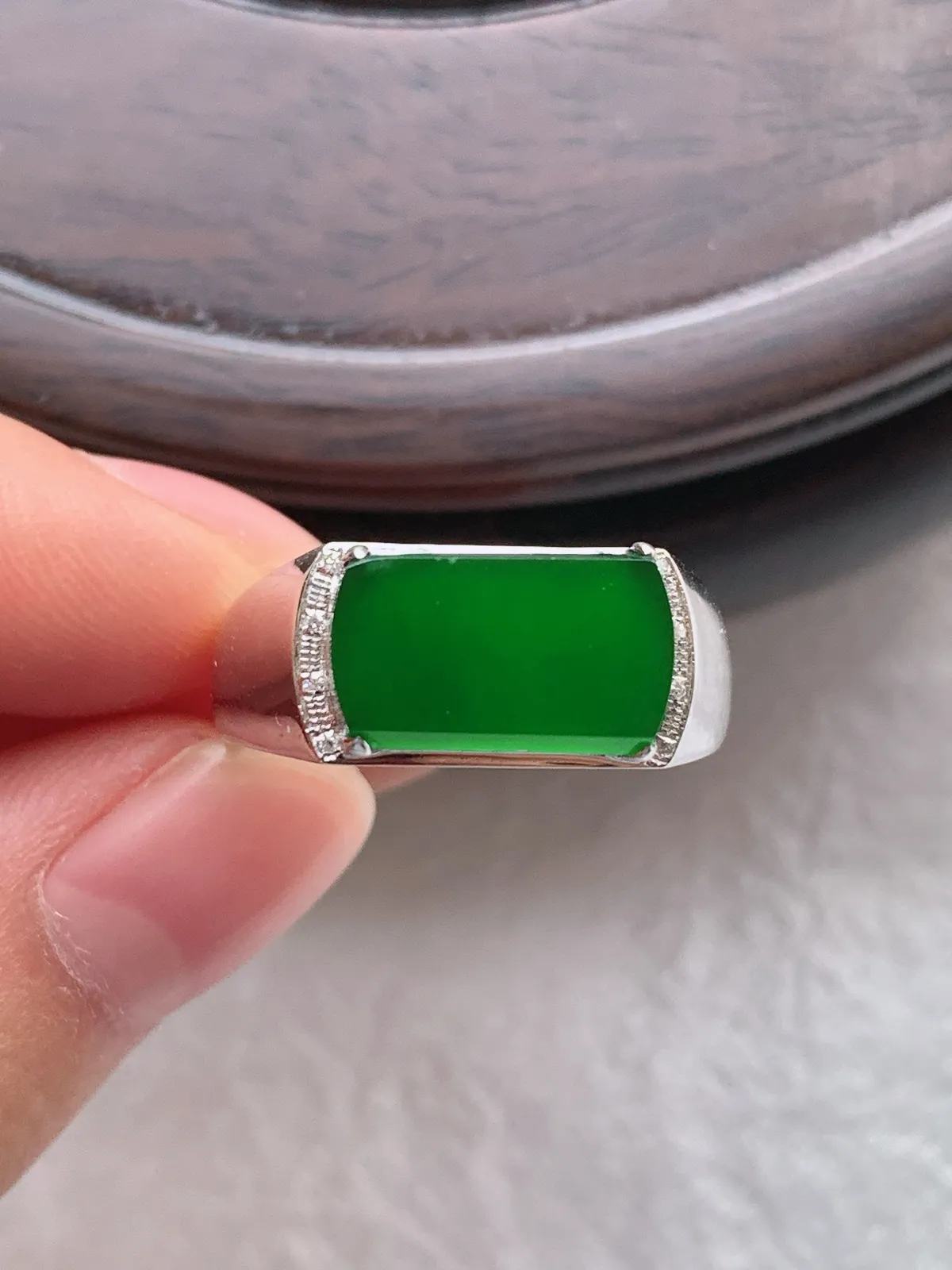 翡翠a货18k金冰种满绿马鞍戒指，尺寸18.6-12.5-7.3，重量:3.24g