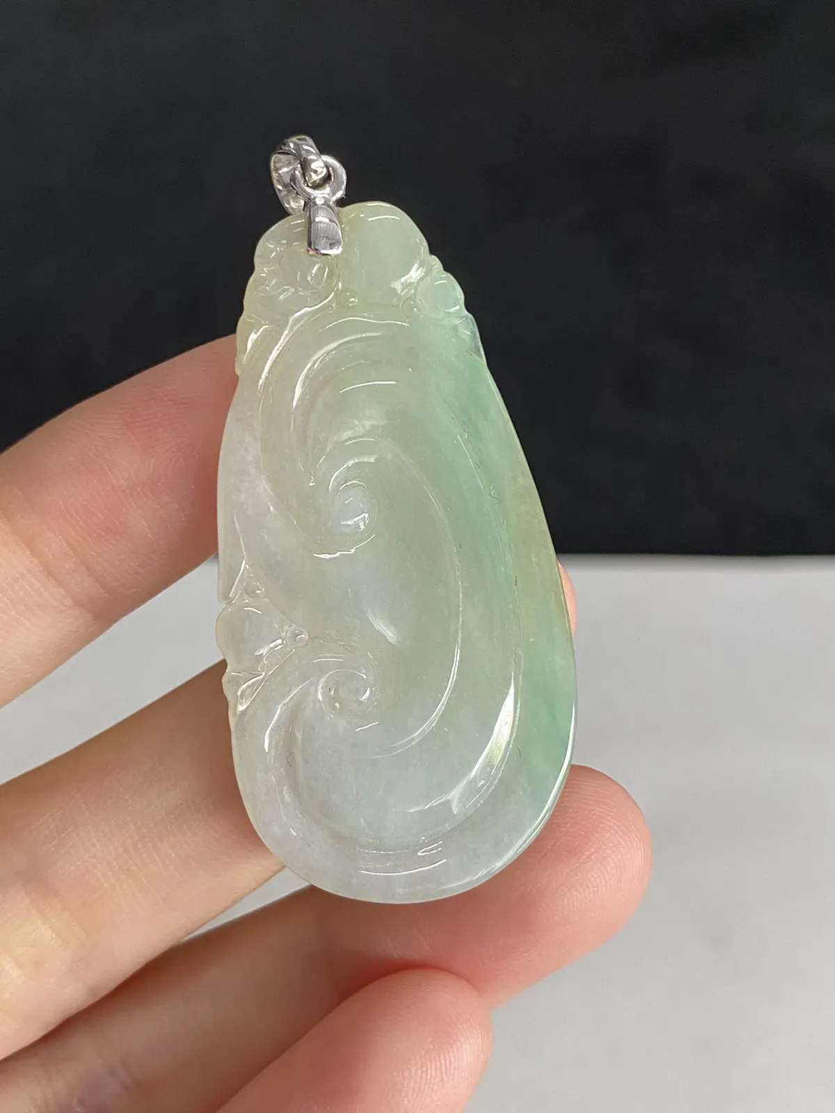 翡翠糯化种绿色吊坠，印记：Au750