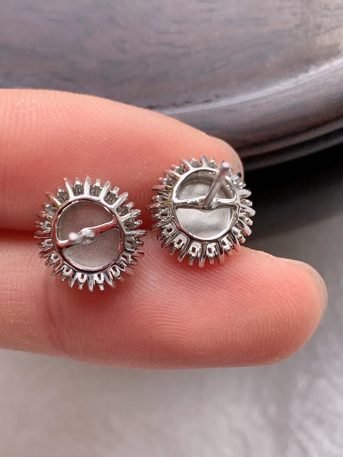 翡翠a货18k金冰种满绿蛋面耳钉，尺寸7-6.5，重量:2.05g