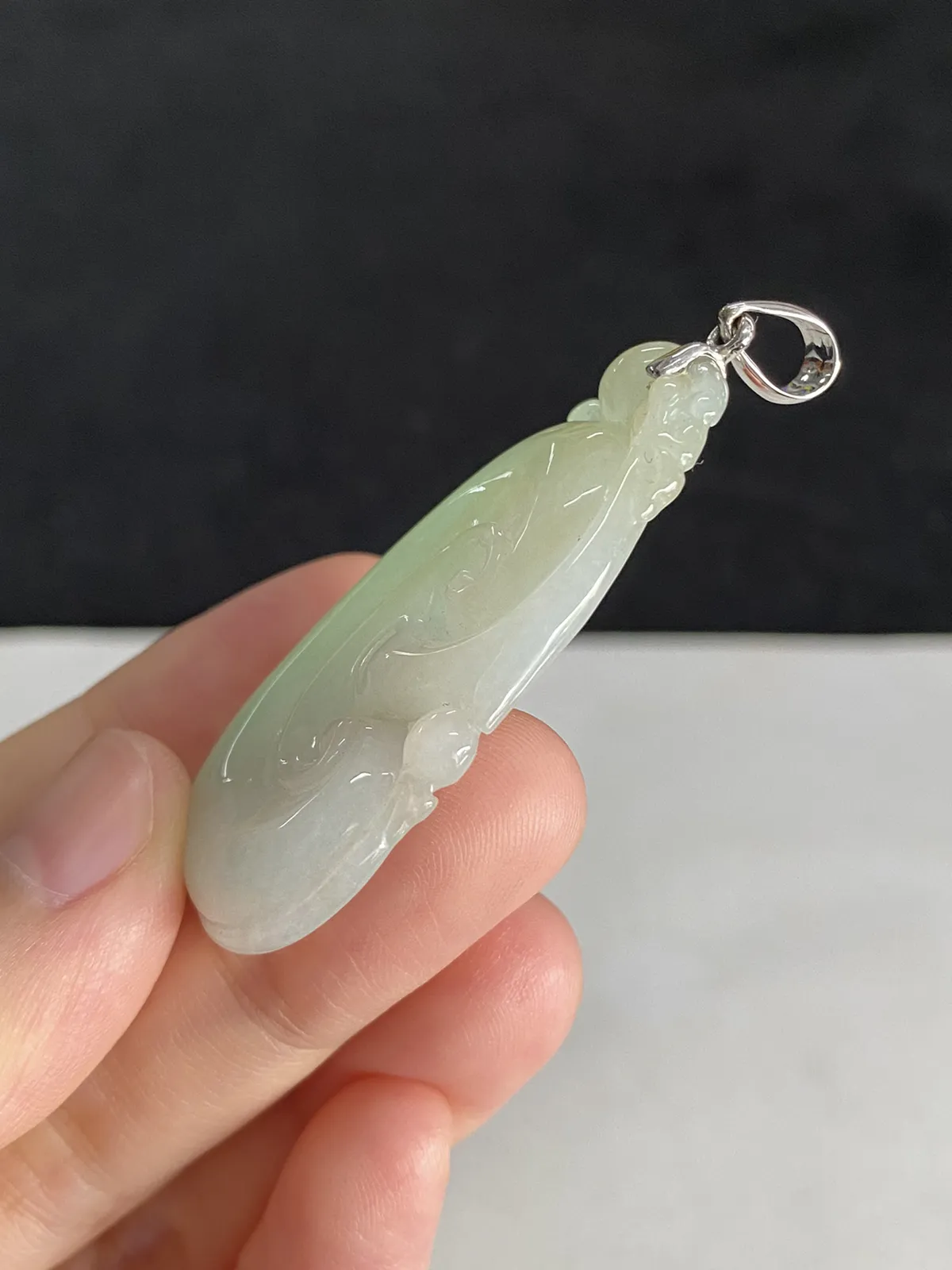 翡翠糯化种绿色吊坠，印记：Au750