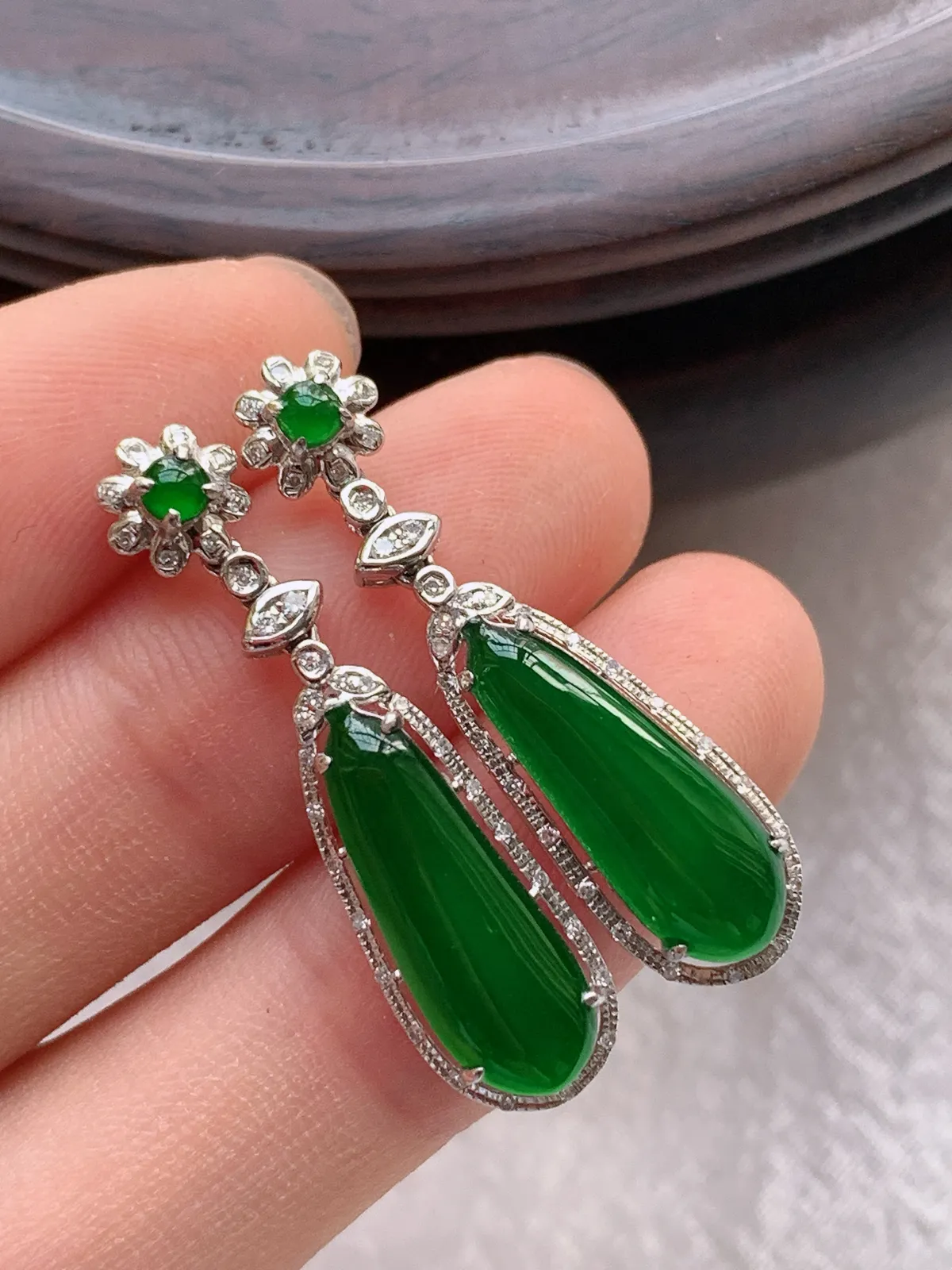 翡翠a货18k金冰种满绿福瓜耳钉，尺寸16.5-5.8，重量:2.99g