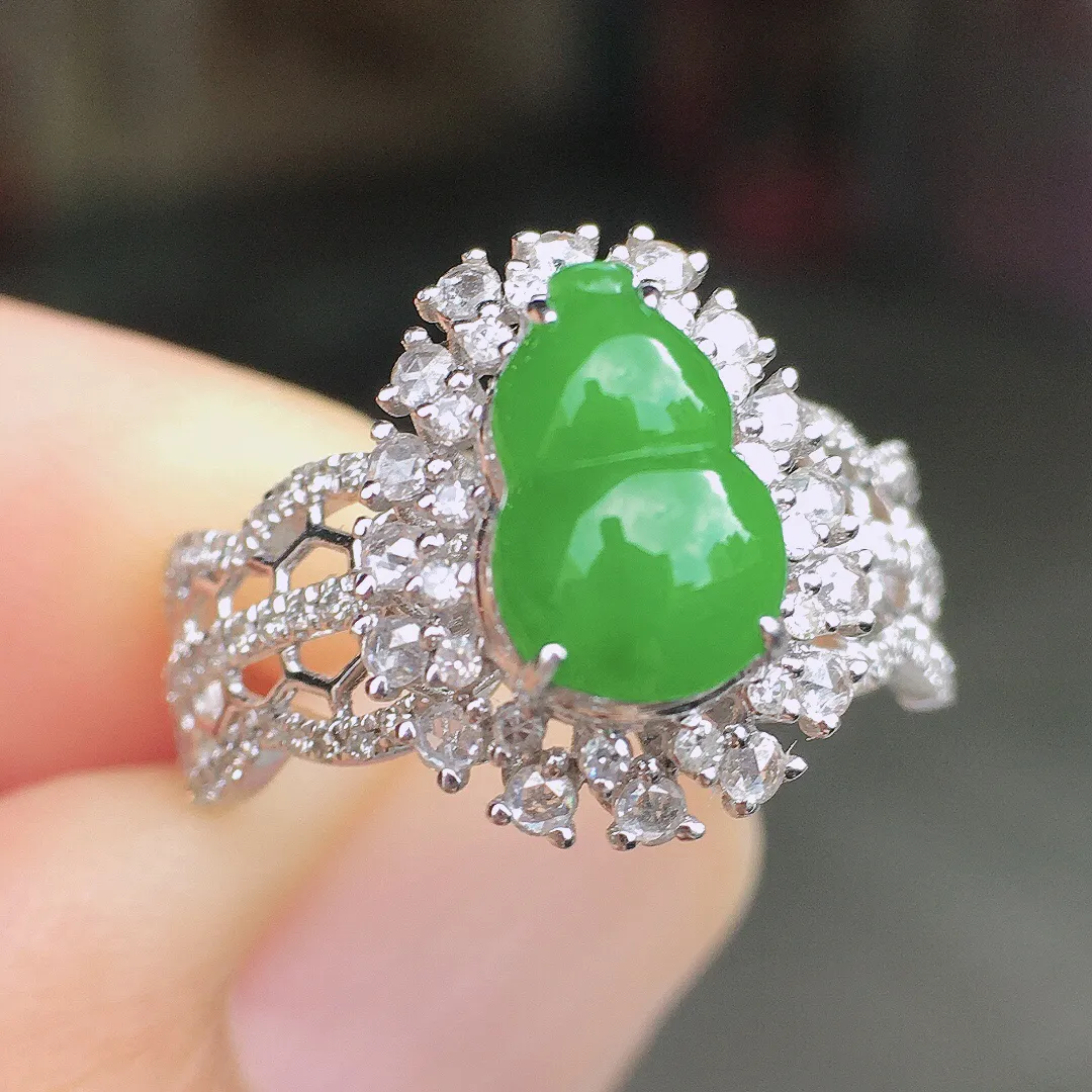 阳绿葫芦戒指，色泽均匀艳丽，玉质细腻，荧光感超
强，饱满圆润，尽显优雅气质，18k
金豪华镶嵌