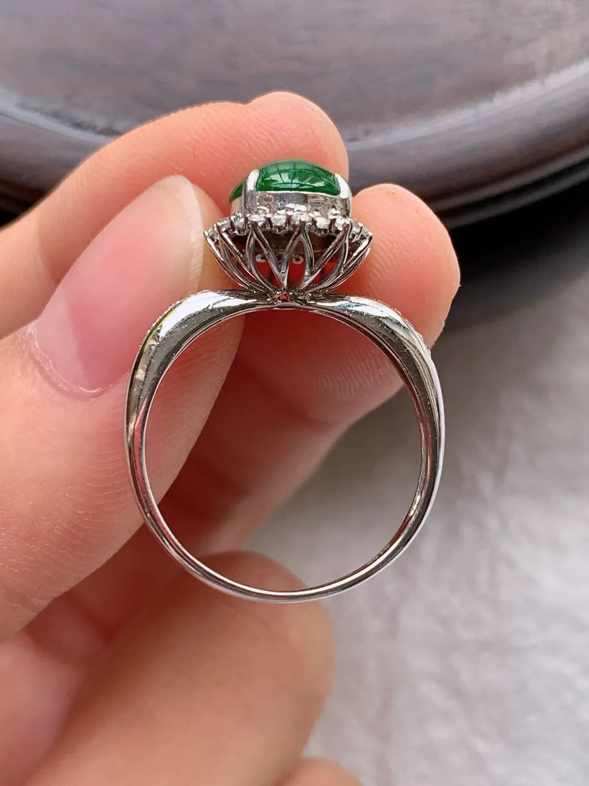 翡翠a货18k金冰种满绿蛋面戒指，尺寸17-8.5-7.5，重量:2.49g