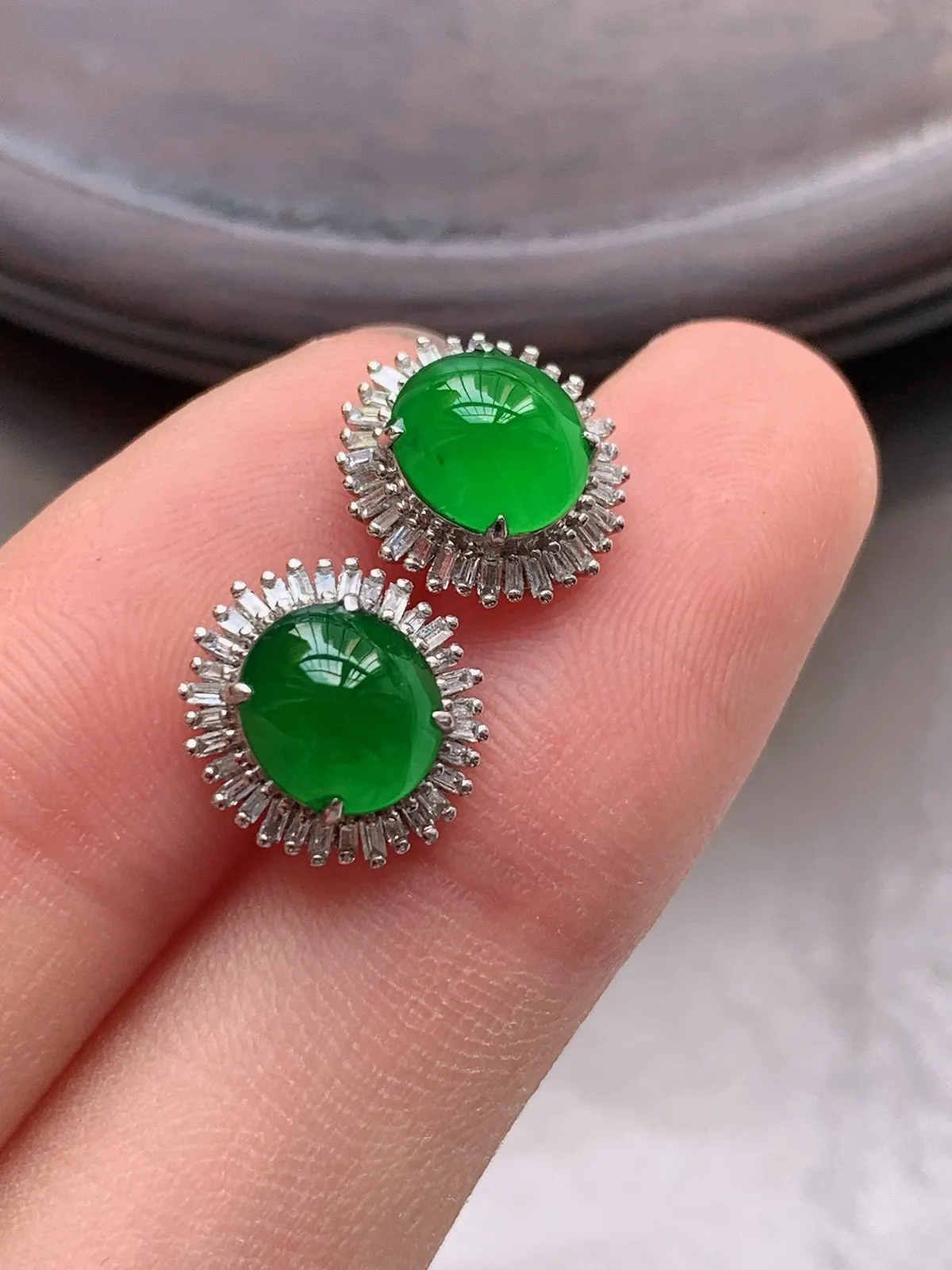 翡翠a货18k金冰种满绿蛋面耳钉，尺寸7-6.5，重量:2.05g