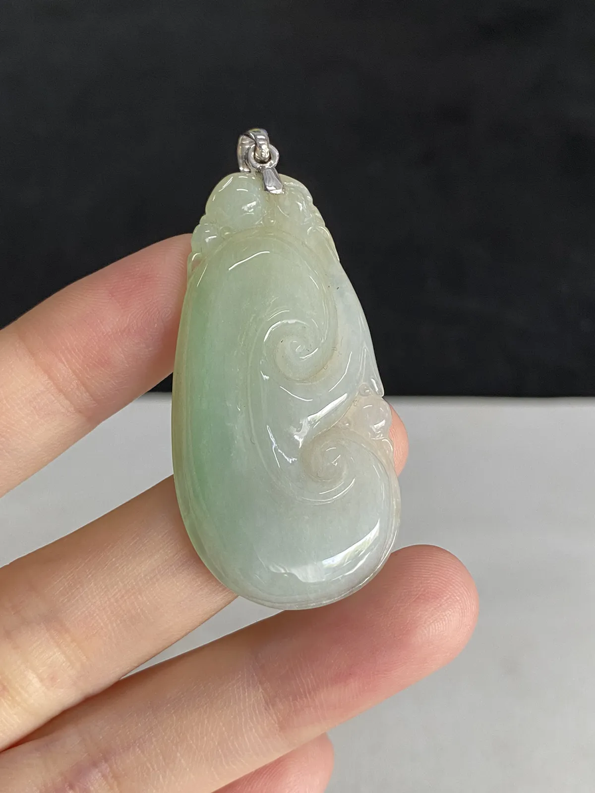 翡翠糯化种绿色吊坠，印记：Au750