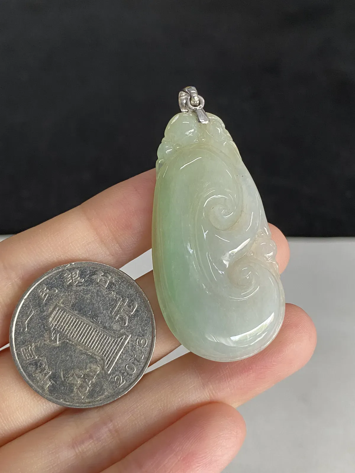 翡翠糯化种绿色吊坠，印记：Au750