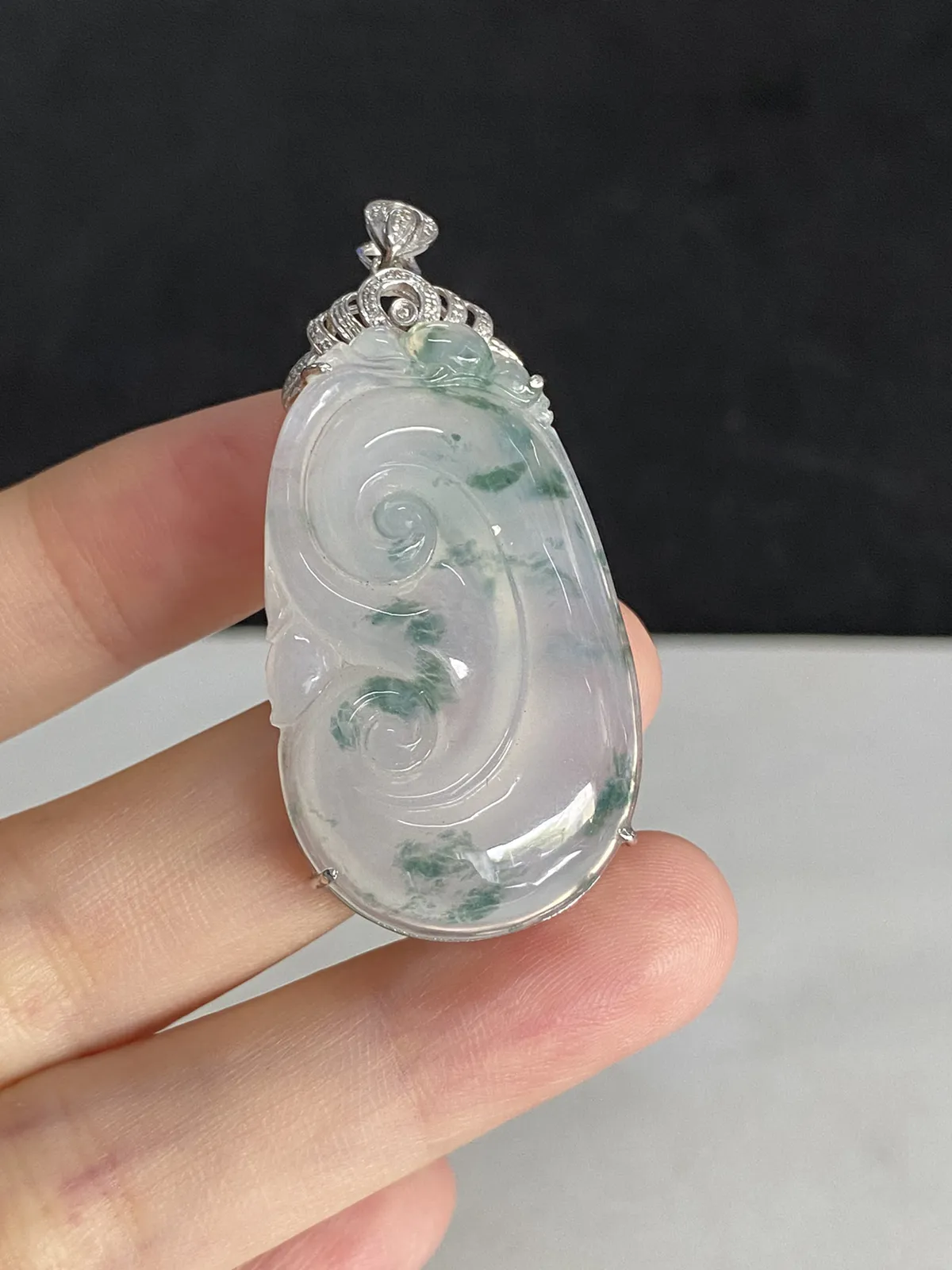翡翠冰糯种飘绿如意，伴钻石