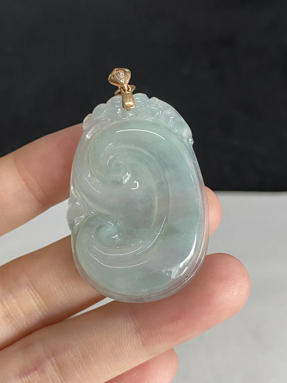 翡翠冰糯种淡绿色如意，印记：Au750,伴钻石