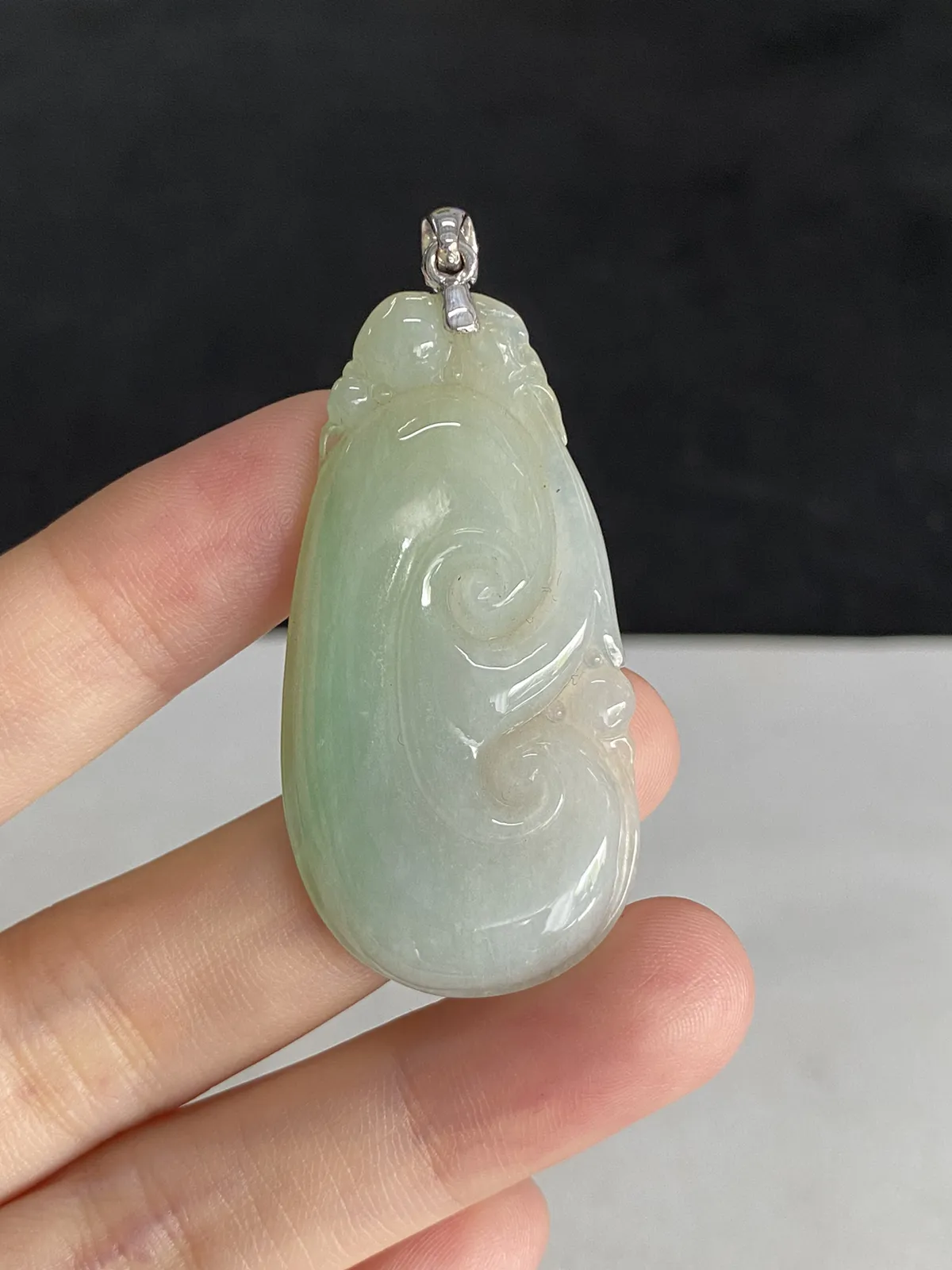 翡翠糯化种绿色吊坠，印记：Au750
