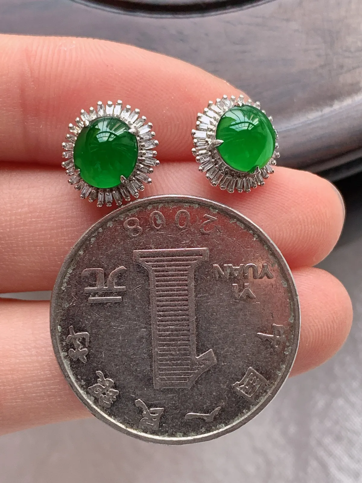 翡翠a货18k金冰种满绿蛋面耳钉，尺寸7-6.5，重量:2.05g