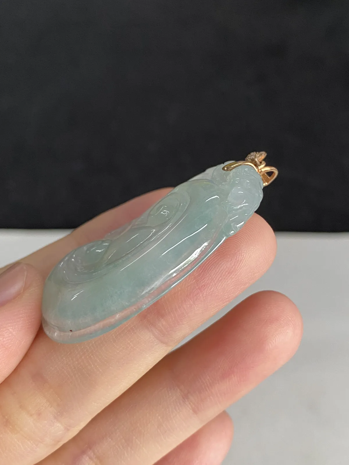 翡翠冰糯种淡绿色如意，印记：Au750,伴钻石