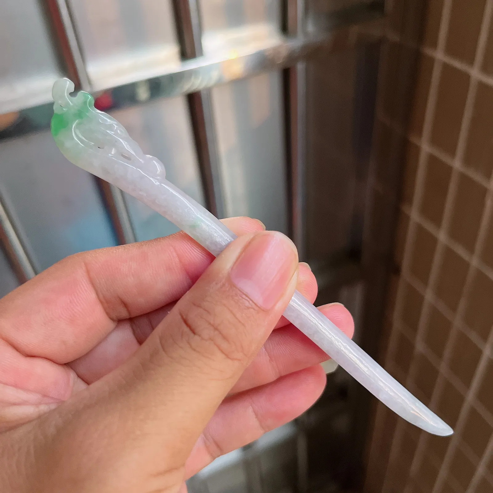 自然光实拍  水润精工冰透飘阳绿凤舞九天凤凰发簪。玉质细腻莹润 雕工精湛，佩戴高雅大方   线条优美