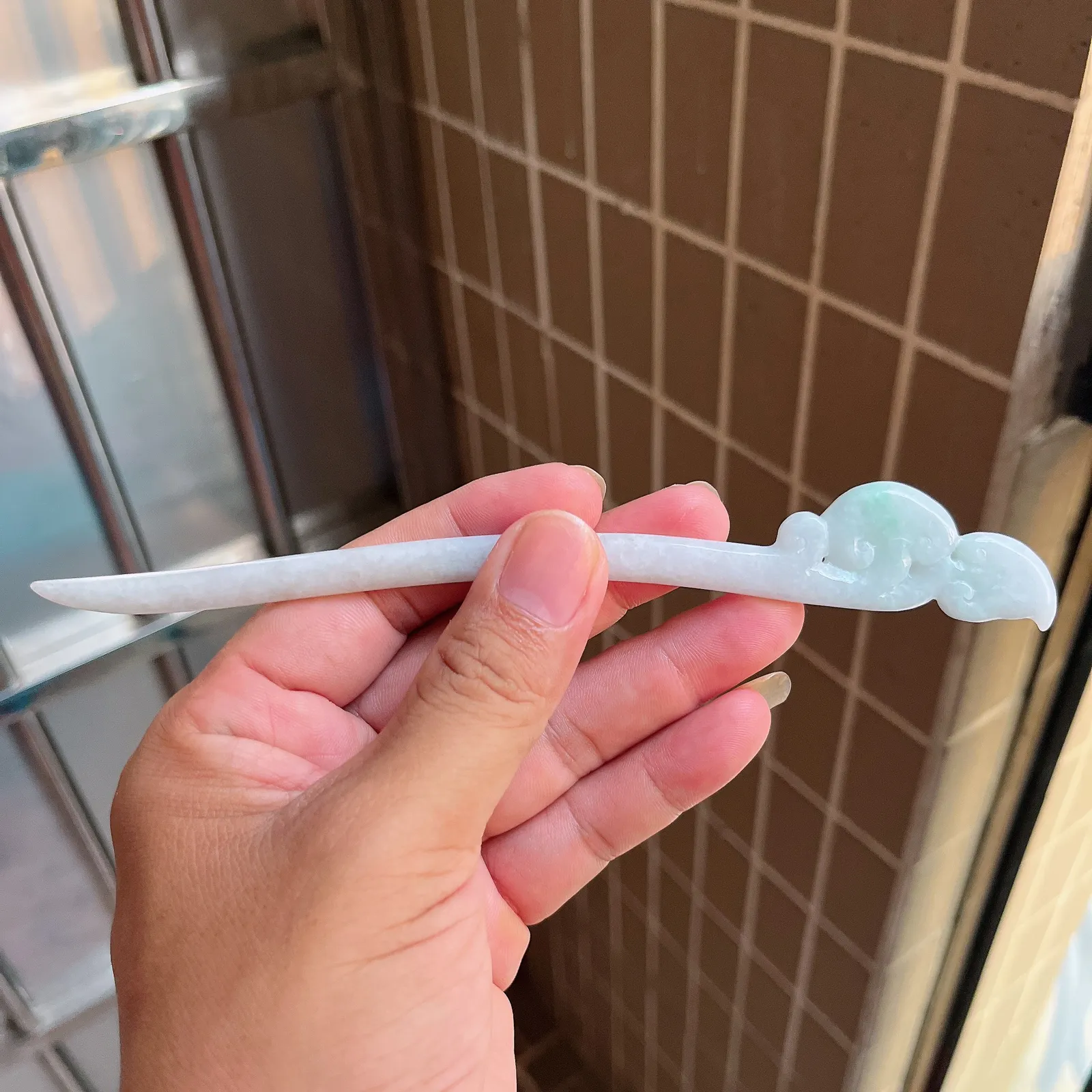 自然光实拍  水润精工冰透飘阳绿如意发簪。玉质细腻莹润 雕工精湛，佩戴高雅大方   线条优美 尺寸:175/23/5mm