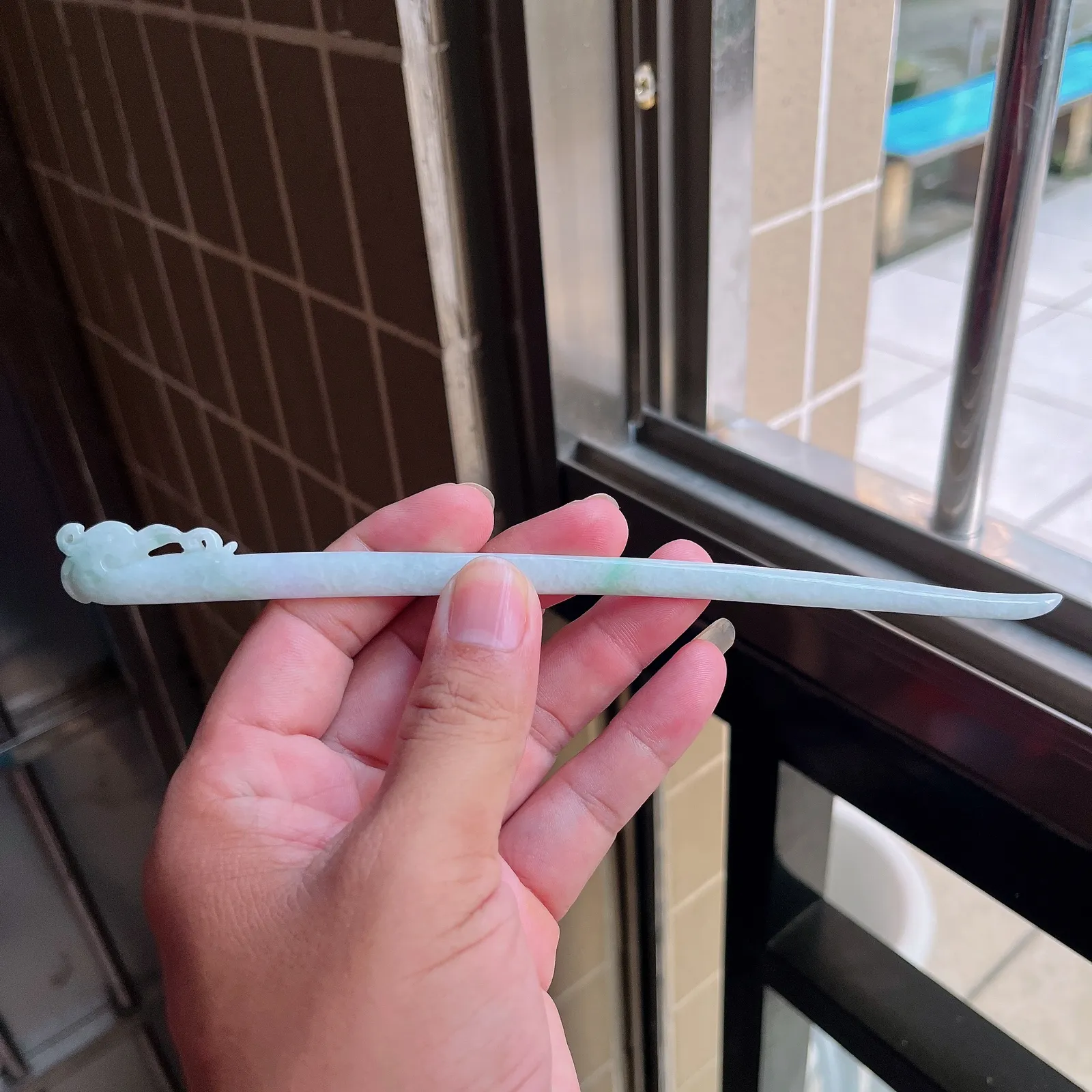 自然光实拍  水润精工冰透飘花凤舞九天凤头发簪。玉质细腻莹润 雕工精湛，佩戴高雅大方   线条优美 lww尺寸:190/16/7mm
