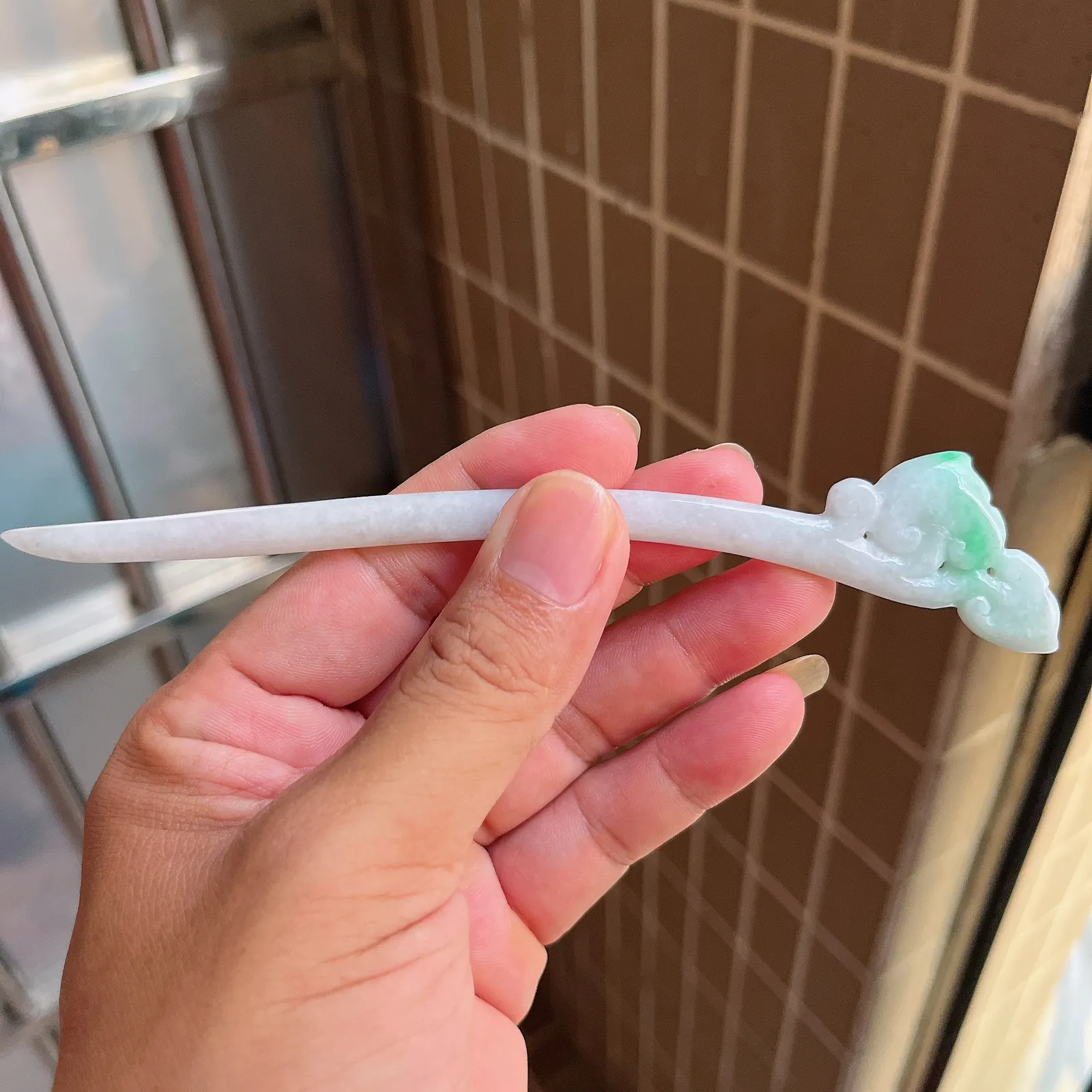 自然光实拍  水润精工冰透飘阳绿如意发簪。玉质细腻莹润 雕工精湛，佩戴高雅大方   线条优美 lww尺寸:160/27/5mm