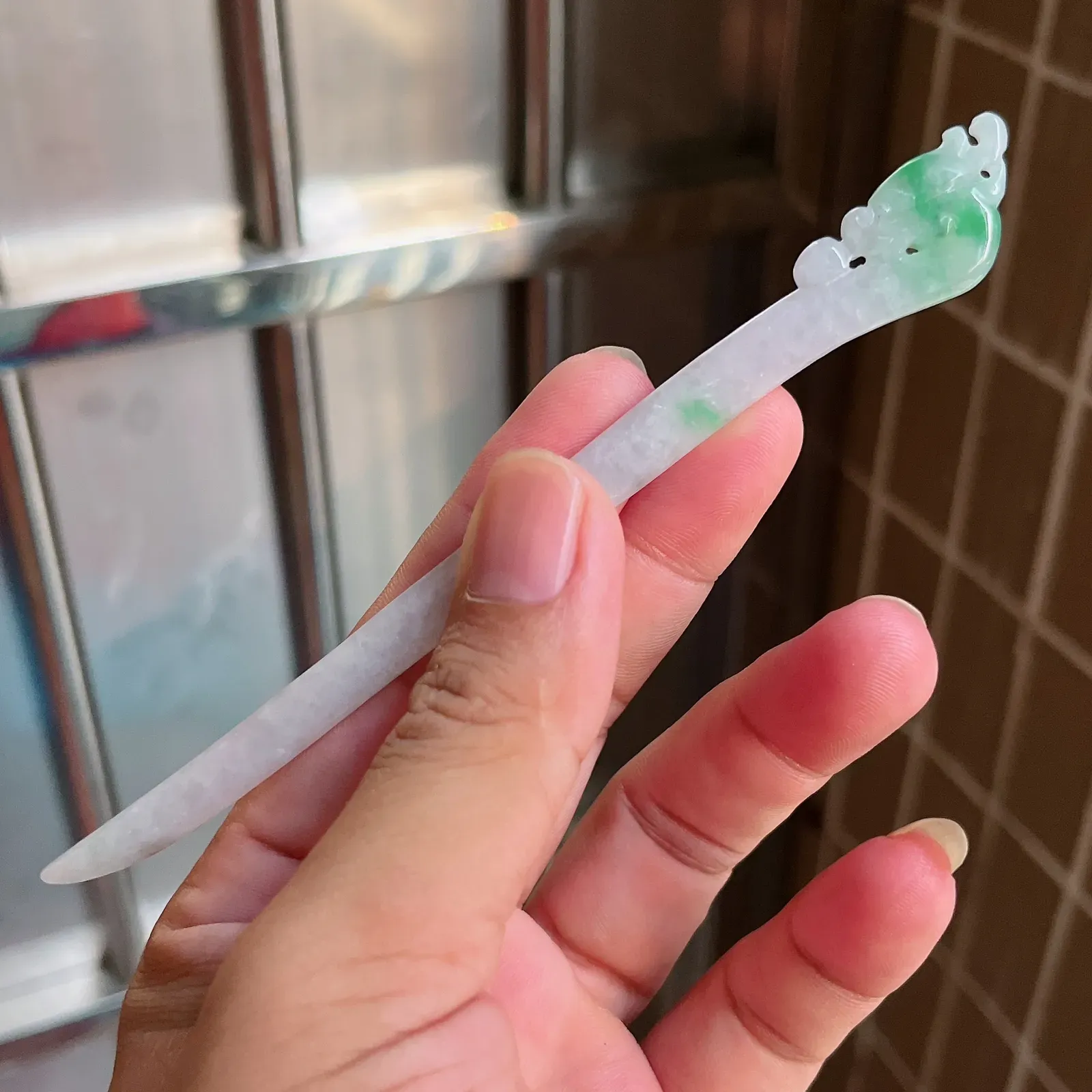 自然光实拍  水润精工冰透飘阳绿九五至尊螭龙发簪。玉质细腻莹润 雕工精湛，佩戴高雅大方   线条优美 Lww尺寸:145/16/4.5mm