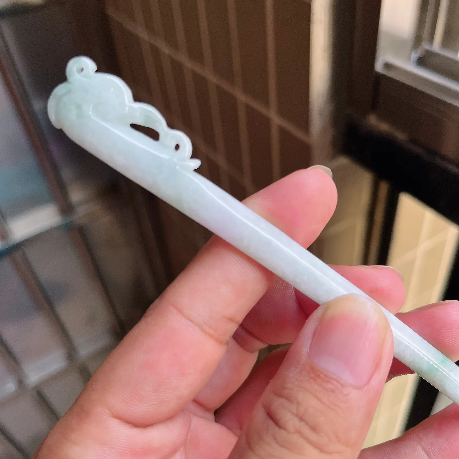 自然光实拍  水润精工冰透飘花凤舞九天凤头发簪。玉质细腻莹润 雕工精湛，佩戴高雅大方   线条优美 lww尺寸:190/16/7mm