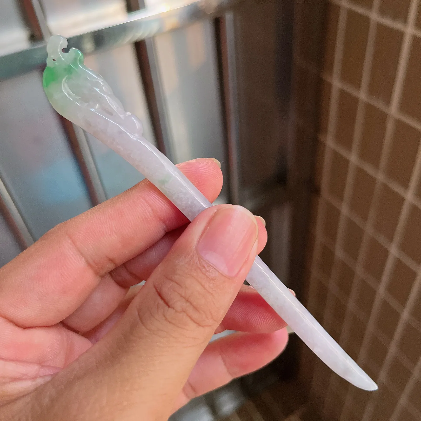 自然光实拍  水润精工冰透飘阳绿凤舞九天凤凰发簪。玉质细腻莹润 雕工精湛，佩戴高雅大方   线条优美 Lww尺寸:145/16/4.5mm