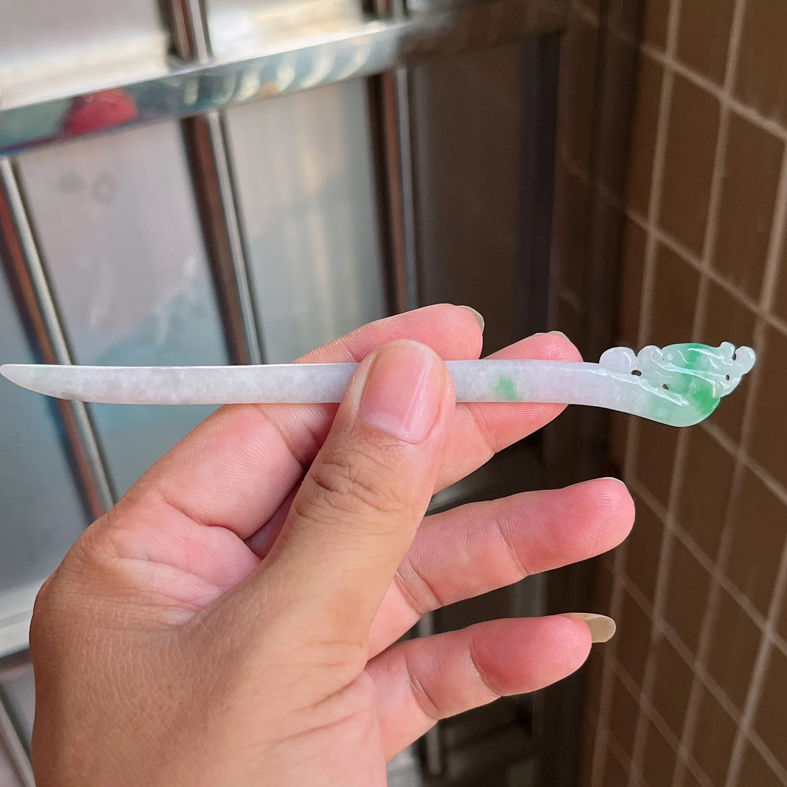自然光实拍  水润精工冰透飘阳绿九五至尊螭龙发簪。玉质细腻莹润 雕工精湛，佩戴高雅大方   线条优美 Lww尺寸:145/16/4.5mm
