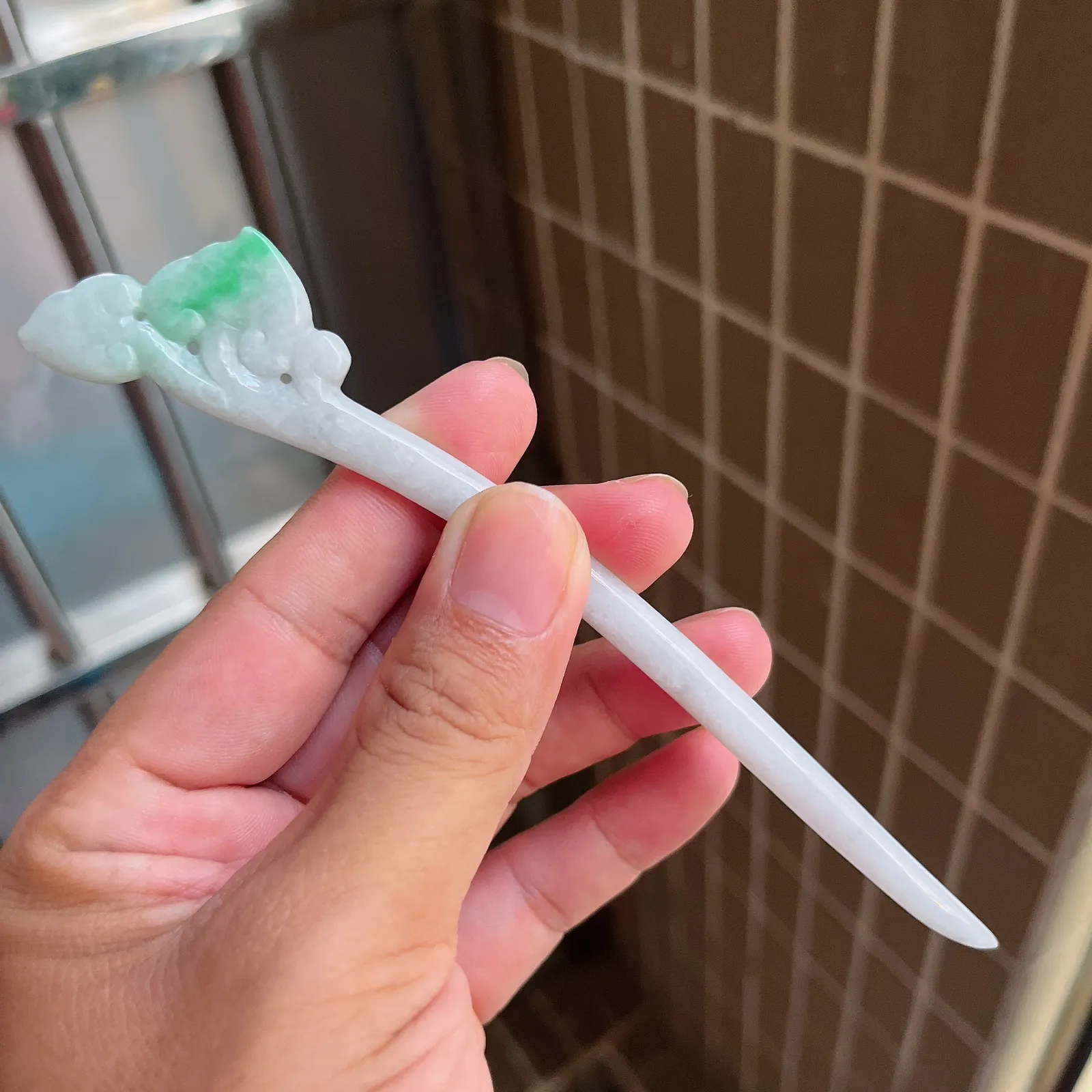 自然光实拍  水润精工冰透飘阳绿如意发簪。玉质细腻莹润 雕工精湛，佩戴高雅大方   线条优美 lww