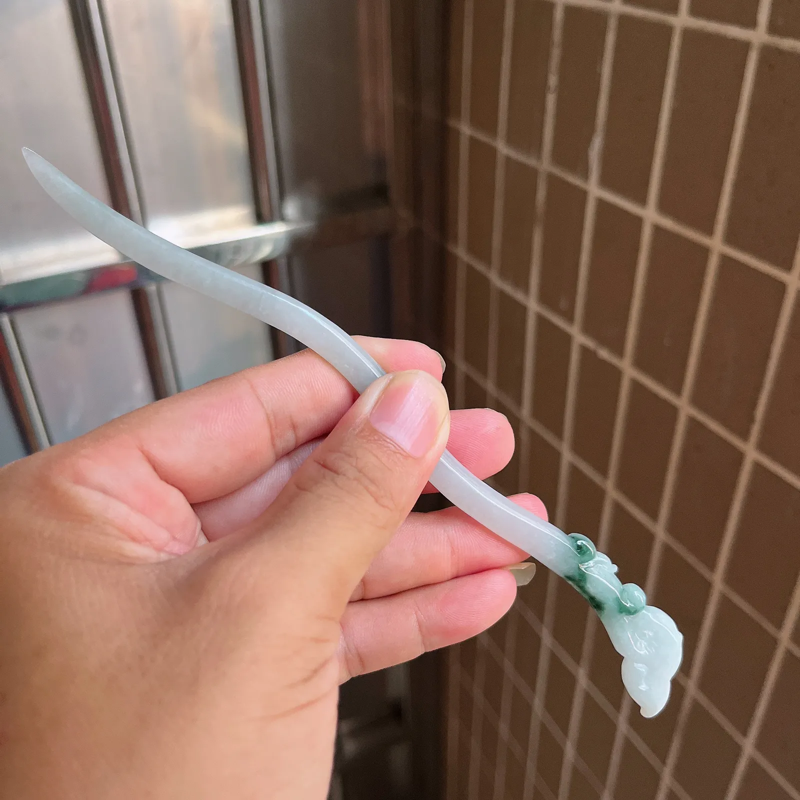 自然光实拍  水润精工冰透飘花如意发簪。玉质细腻莹润 雕工精湛，佩戴高雅大方   线条优美 Lww 尺寸:175/17/6mm