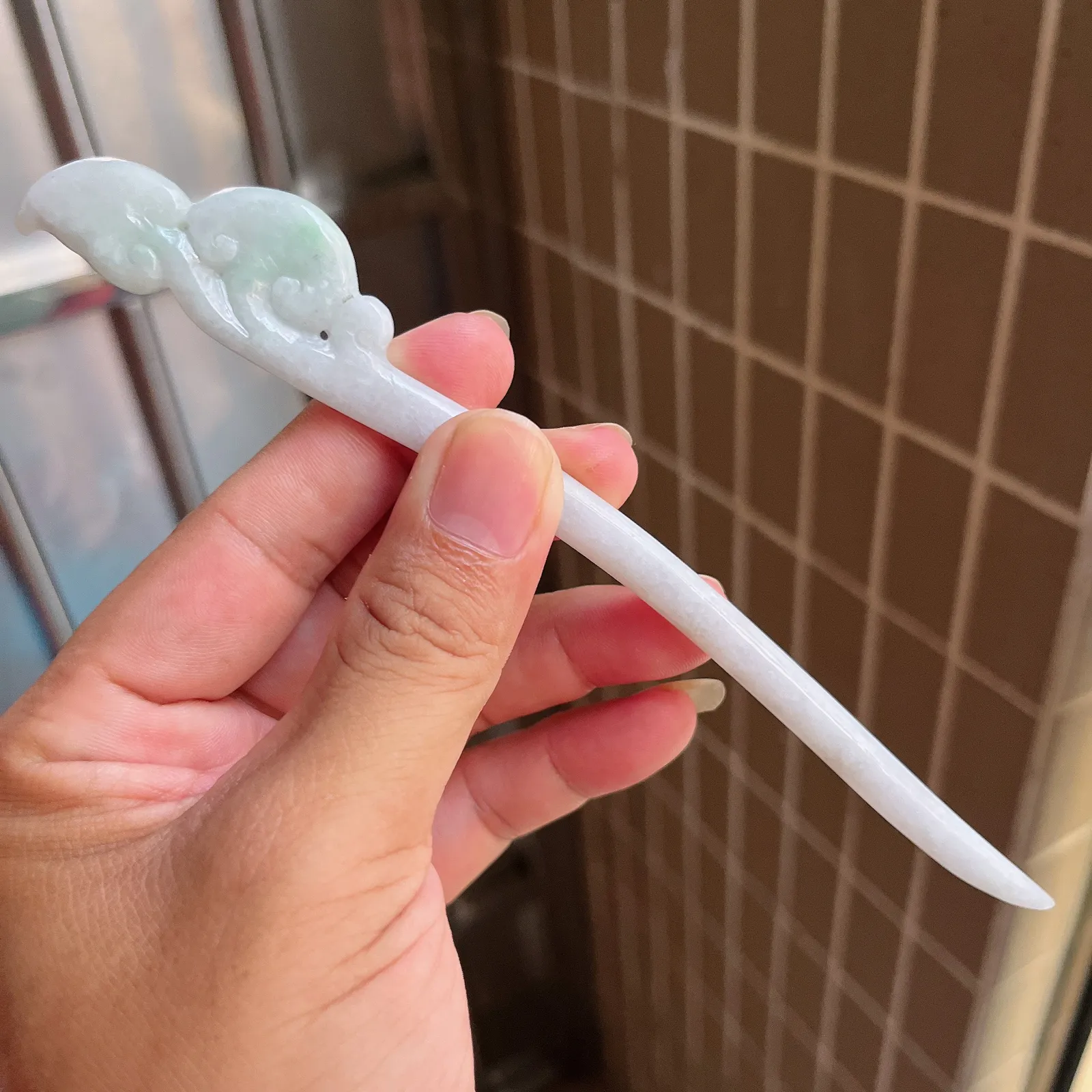 自然光实拍  水润精工冰透飘阳绿如意发簪。玉质细腻莹润 雕工精湛，佩戴高雅大方   线条优美 尺寸: