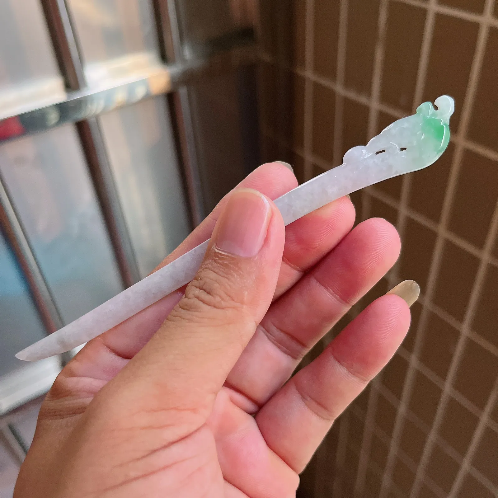 自然光实拍  水润精工冰透飘阳绿凤舞九天凤凰发簪。玉质细腻莹润 雕工精湛，佩戴高雅大方   线条优美 Lww尺寸:145/16/4.5mm