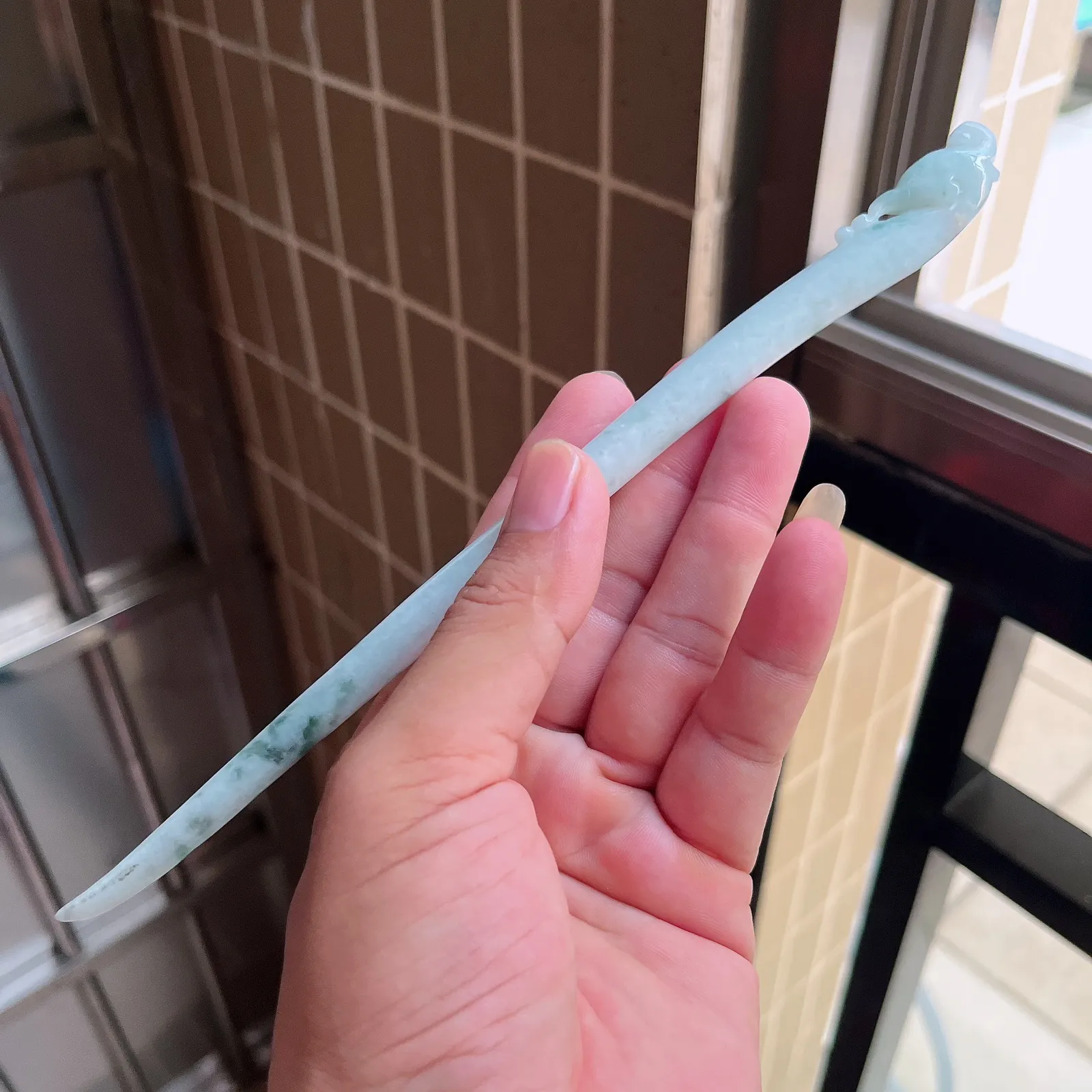 自然光实拍  水润精工冰透飘花凤舞九天凤头发簪。玉质细腻莹润 雕工精湛，佩戴高雅大方   线条优美 Lww尺寸:210/15/9mm