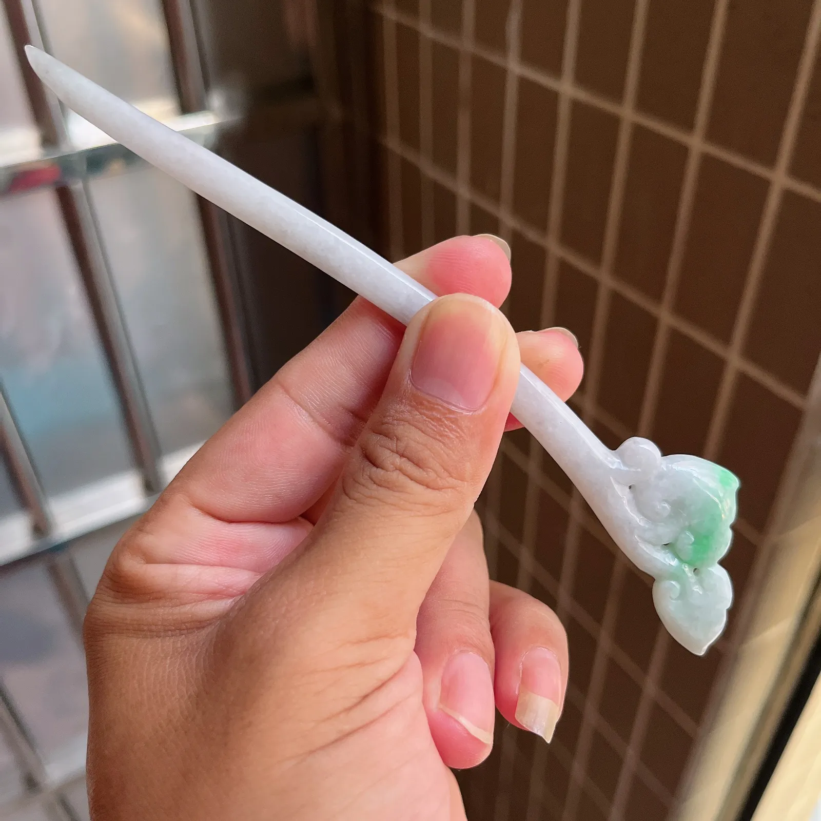 自然光实拍  水润精工冰透飘阳绿如意发簪。玉质细腻莹润 雕工精湛，佩戴高雅大方   线条优美 lww尺寸:160/27/5mm