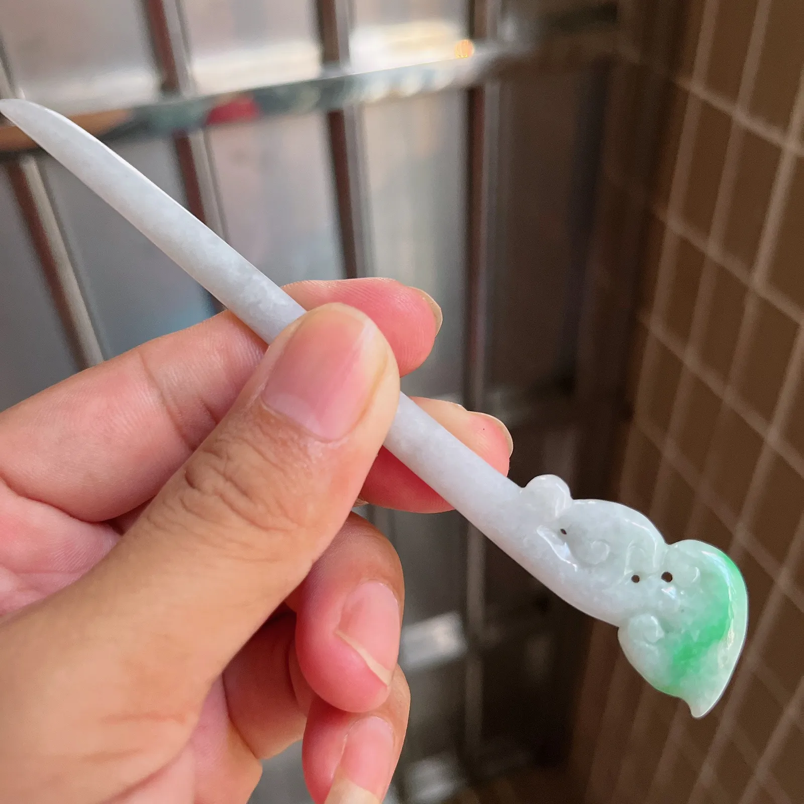 自然光实拍  水润精工冰透飘阳绿如意发簪。玉质细腻莹润 雕工精湛，佩戴高雅大方   线条优美 Lww尺寸:147/19/5mm