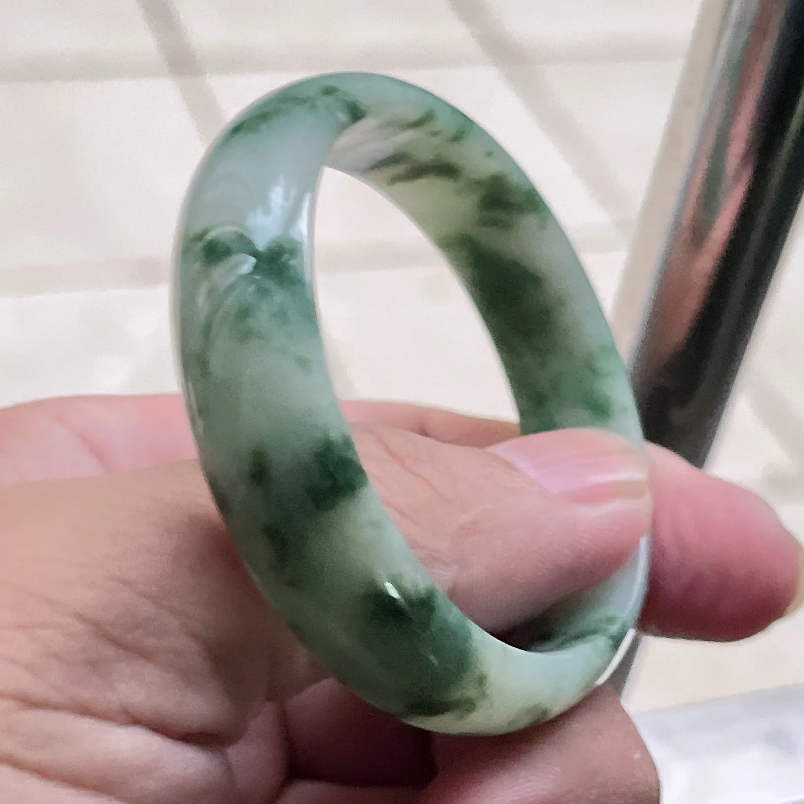 自然光实拍！老坑水润冰透飘绿花55mm圈口天然翡翠宽条贵妃手镯。玉质细腻温润 色泽清新淡雅 佩戴水灵！ Lww 尺寸:55/49.8/12.9/6mm