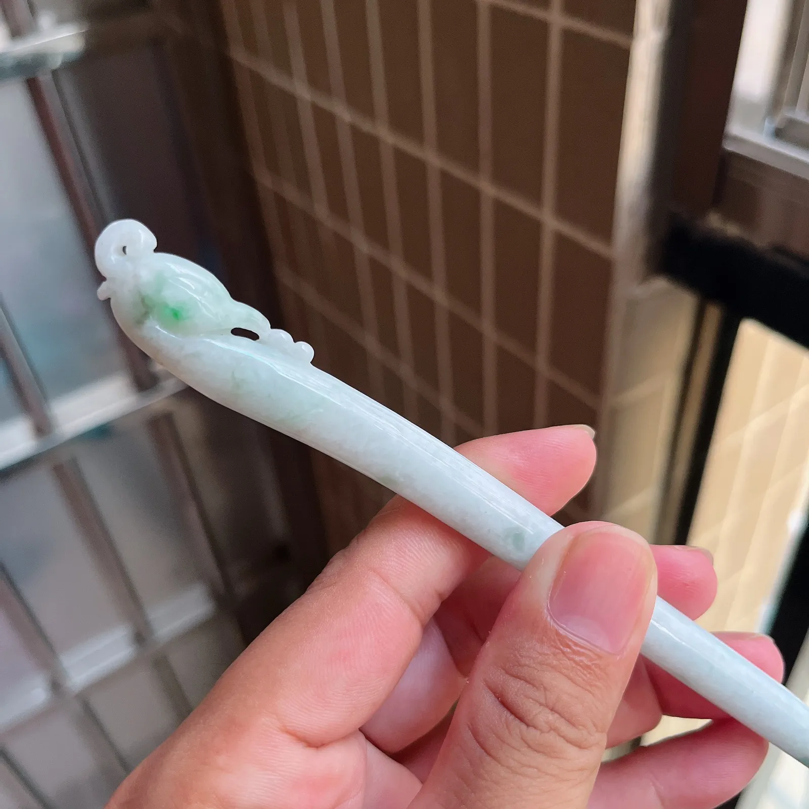 自然光实拍  水润精工冰透飘花凤舞九天凤头发簪。玉质细腻莹润 雕工精湛，佩戴高雅大方   线条优美 Lww尺寸:210/15/9mm
