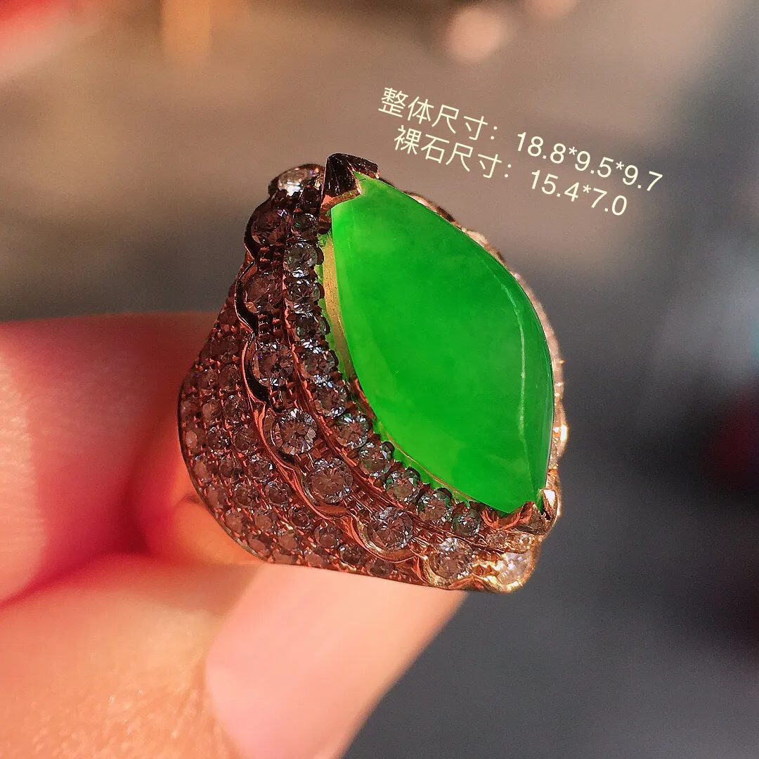 阳绿马眼戒指，色泽均匀艳丽，玉质细腻，荧光感超
强，饱满圆润，尽显优雅气质，18k
金豪华镶嵌